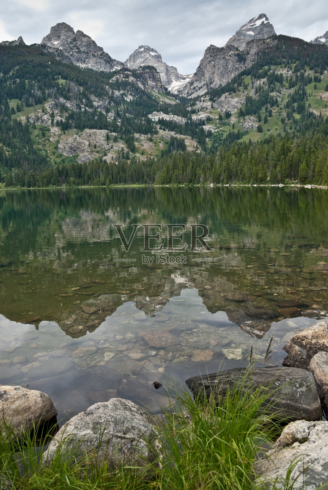 反映在高山湖泊中的提顿山脉照片摄影图片