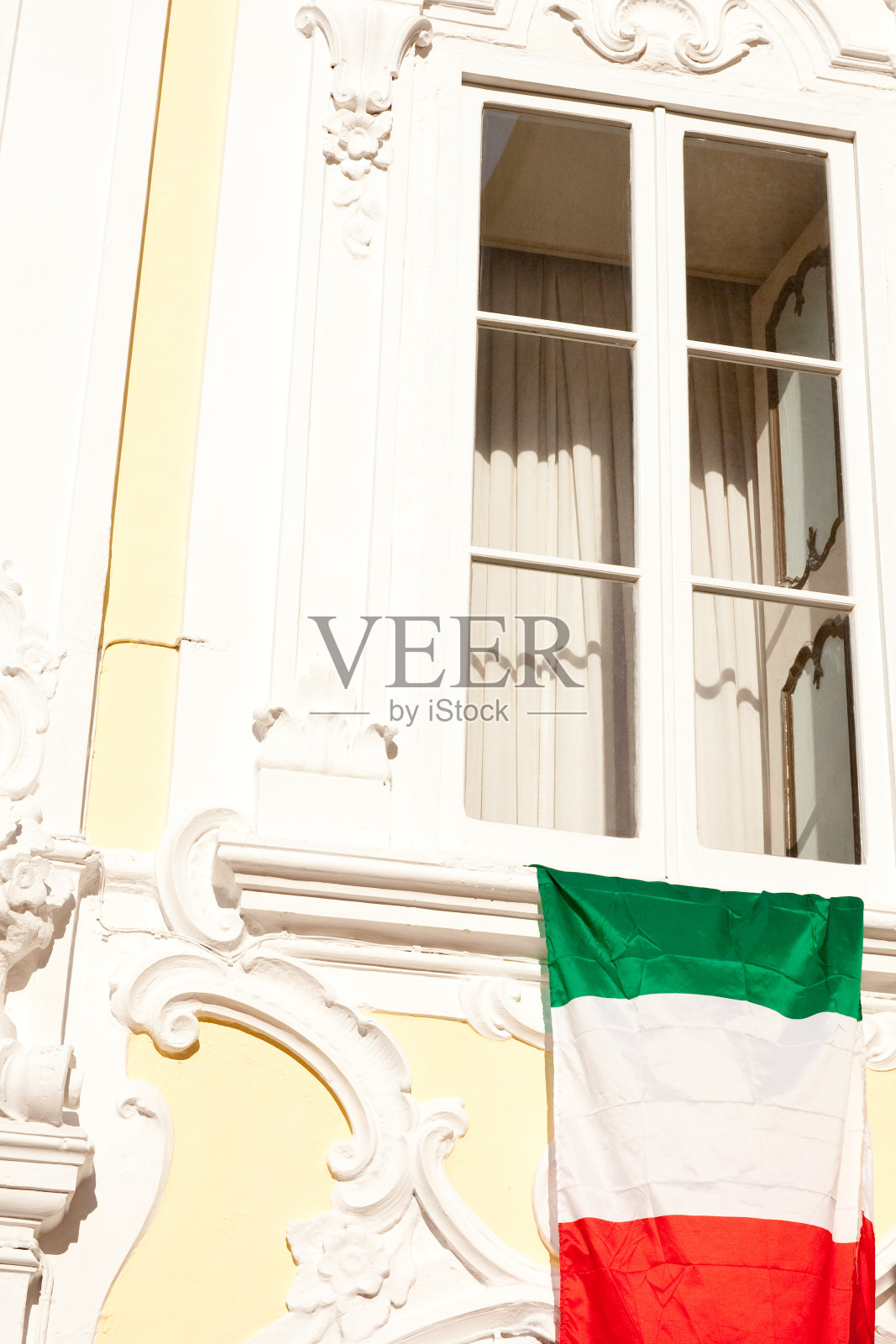 窗外悬挂的意大利国旗照片摄影图片