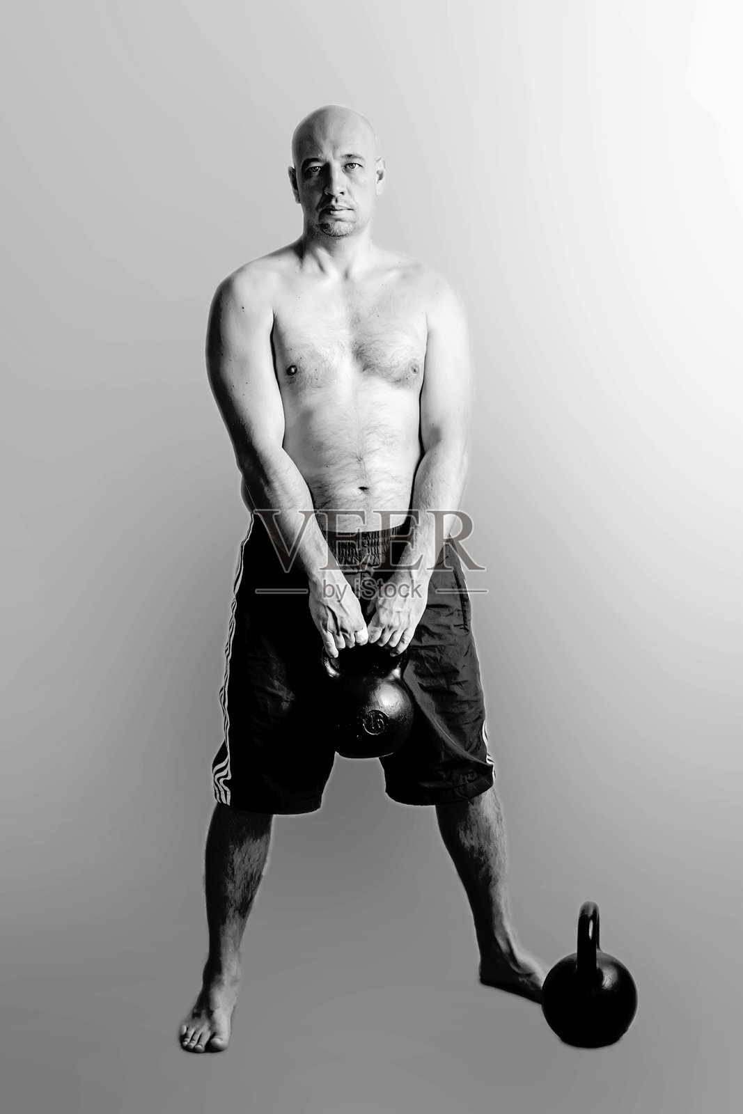 男人正在用壶铃做体操照片摄影图片