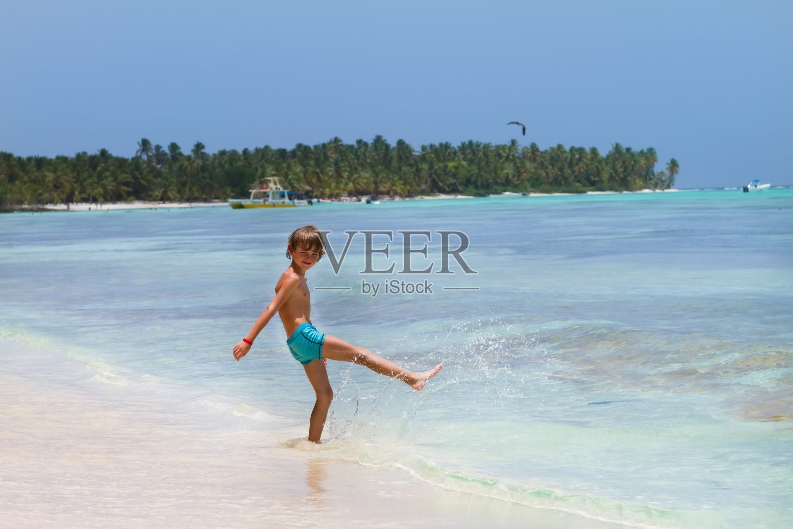 一个加勒比海小岛上的小男孩照片摄影图片