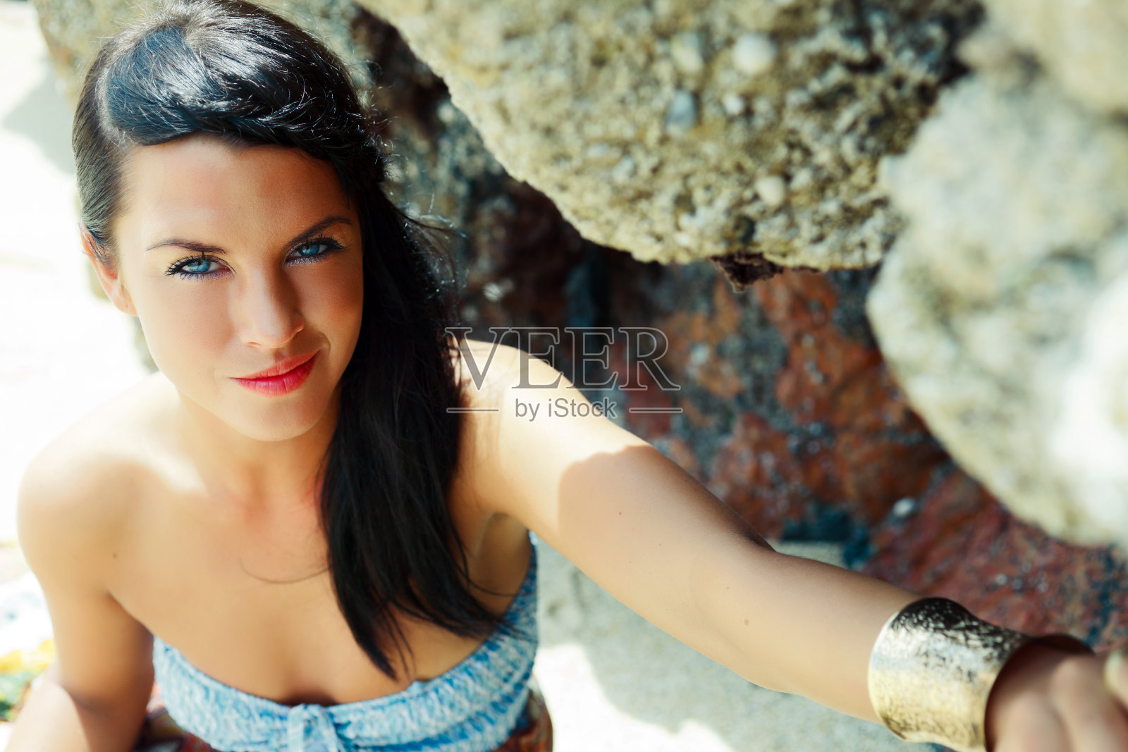 年轻漂亮女人的海滩肖像照片摄影图片