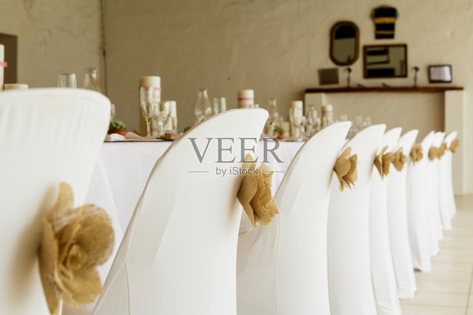 白色婚礼桌椅装饰金玫瑰照片摄影图片