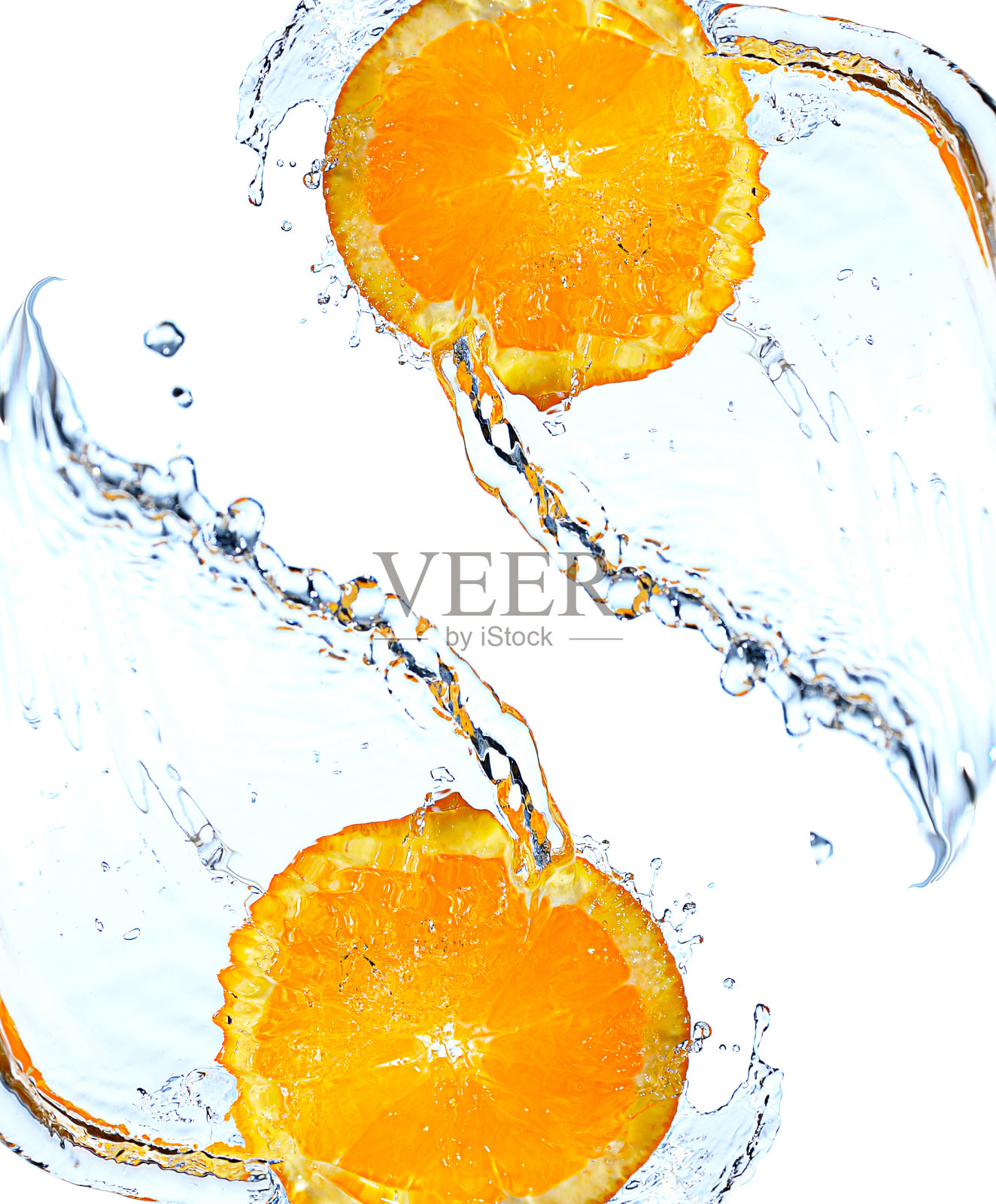 橙子片掉落并溅入清澈的水中。照片摄影图片