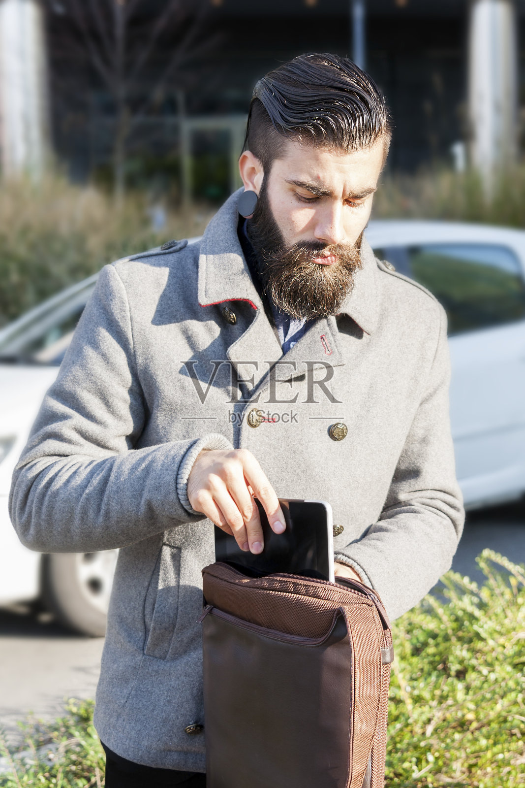 年轻的潮人商人查看他的笔记本电脑照片摄影图片