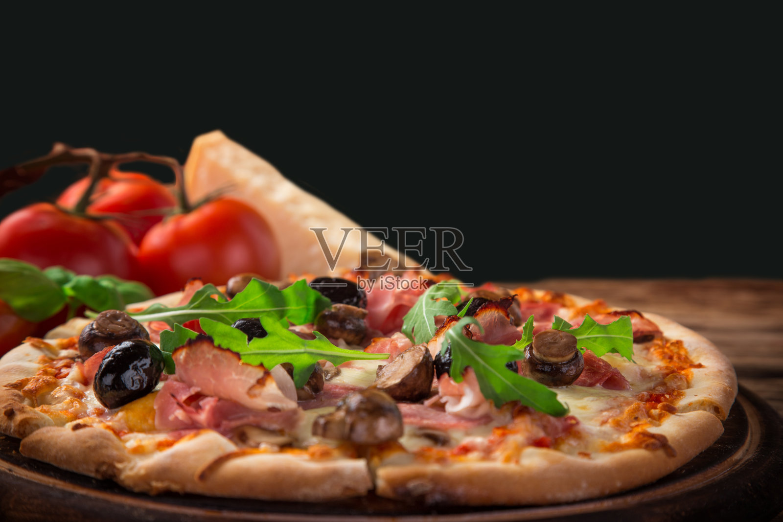 木桌上摆着美味的意大利披萨照片摄影图片