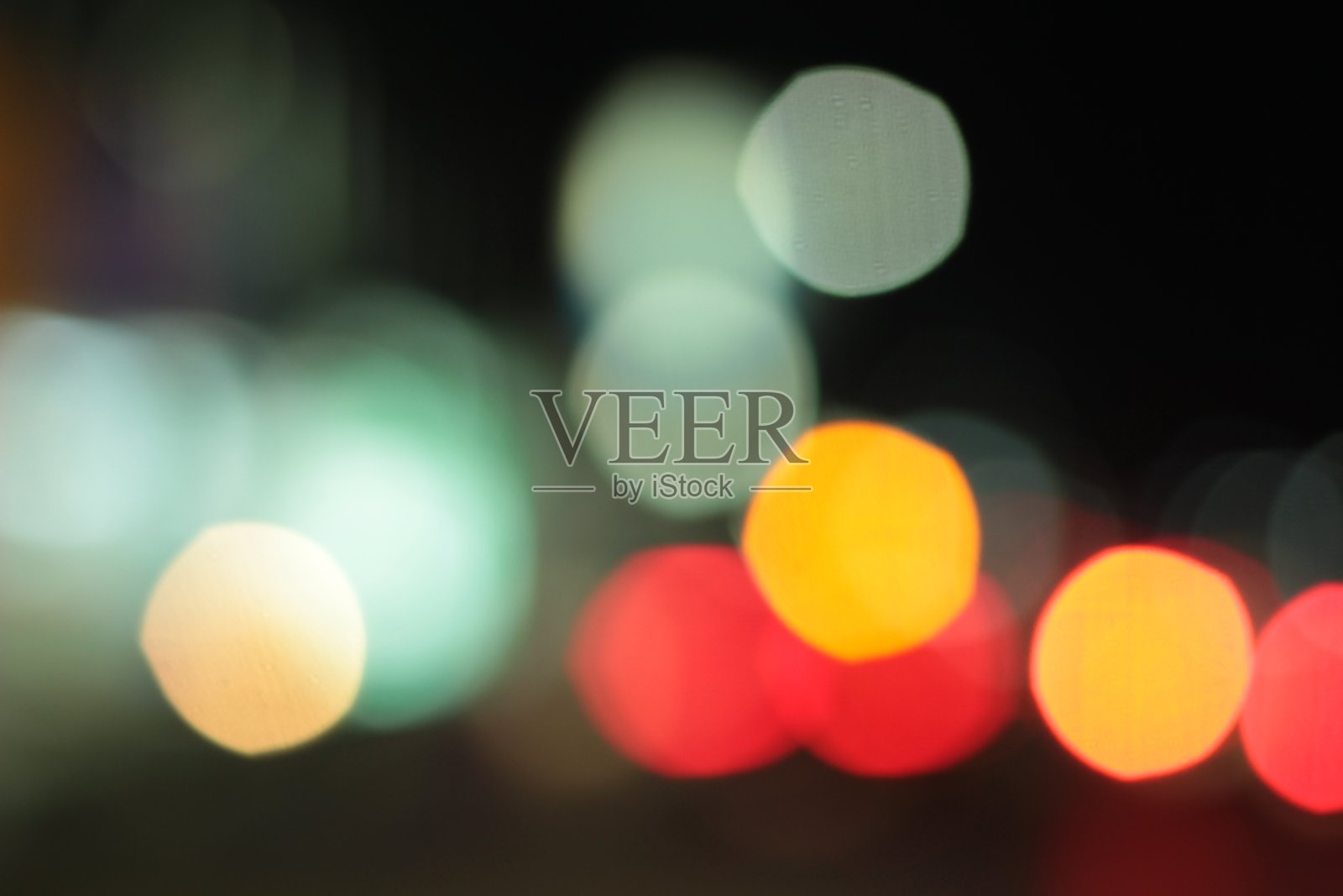 城市里的汽车在夜晚模糊不清。照片摄影图片