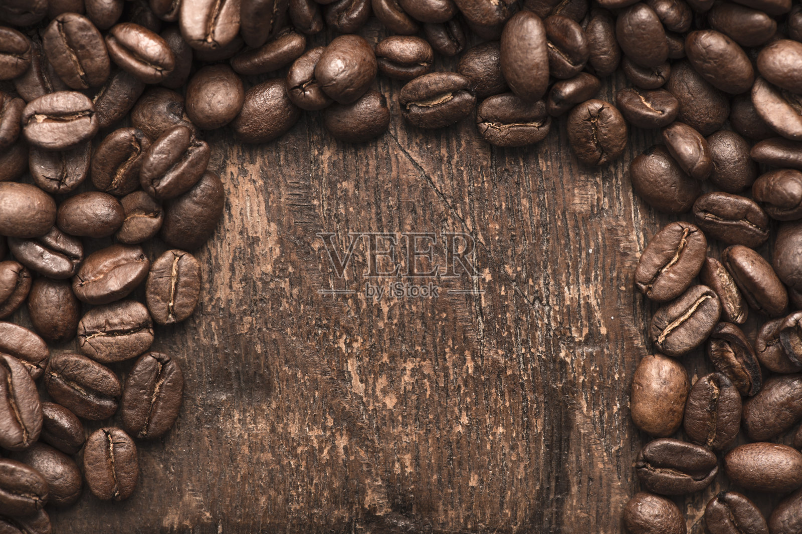 在一张质朴的旧木桌上烤咖啡豆照片摄影图片