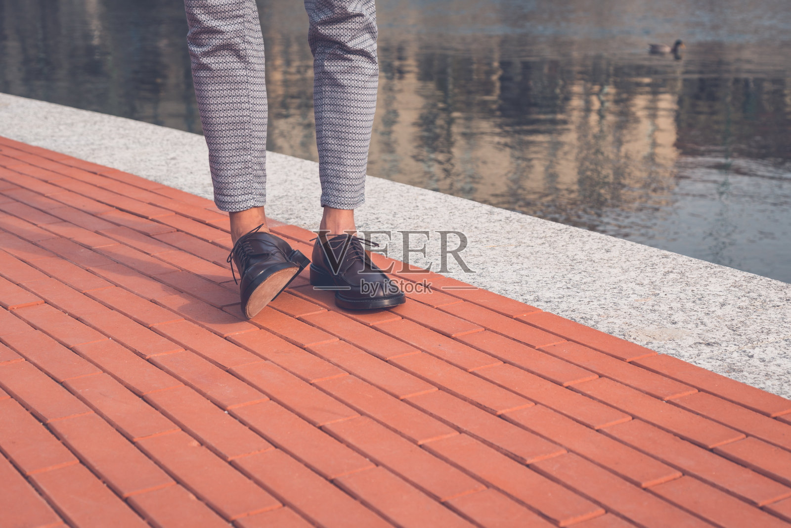 亚洲模型的细节由一个人工盆地照片摄影图片