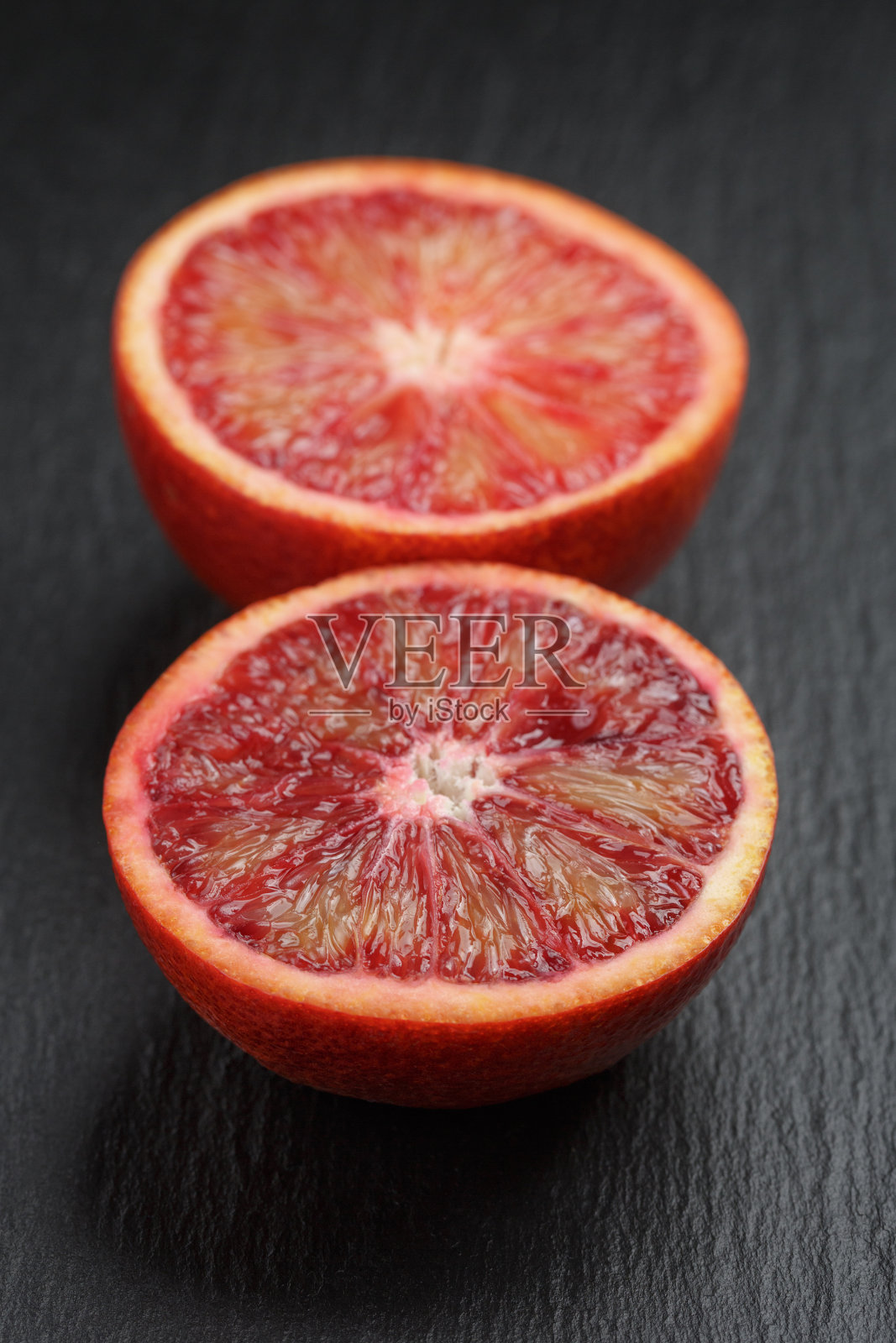 切在石板上的红色西西里橙子照片摄影图片