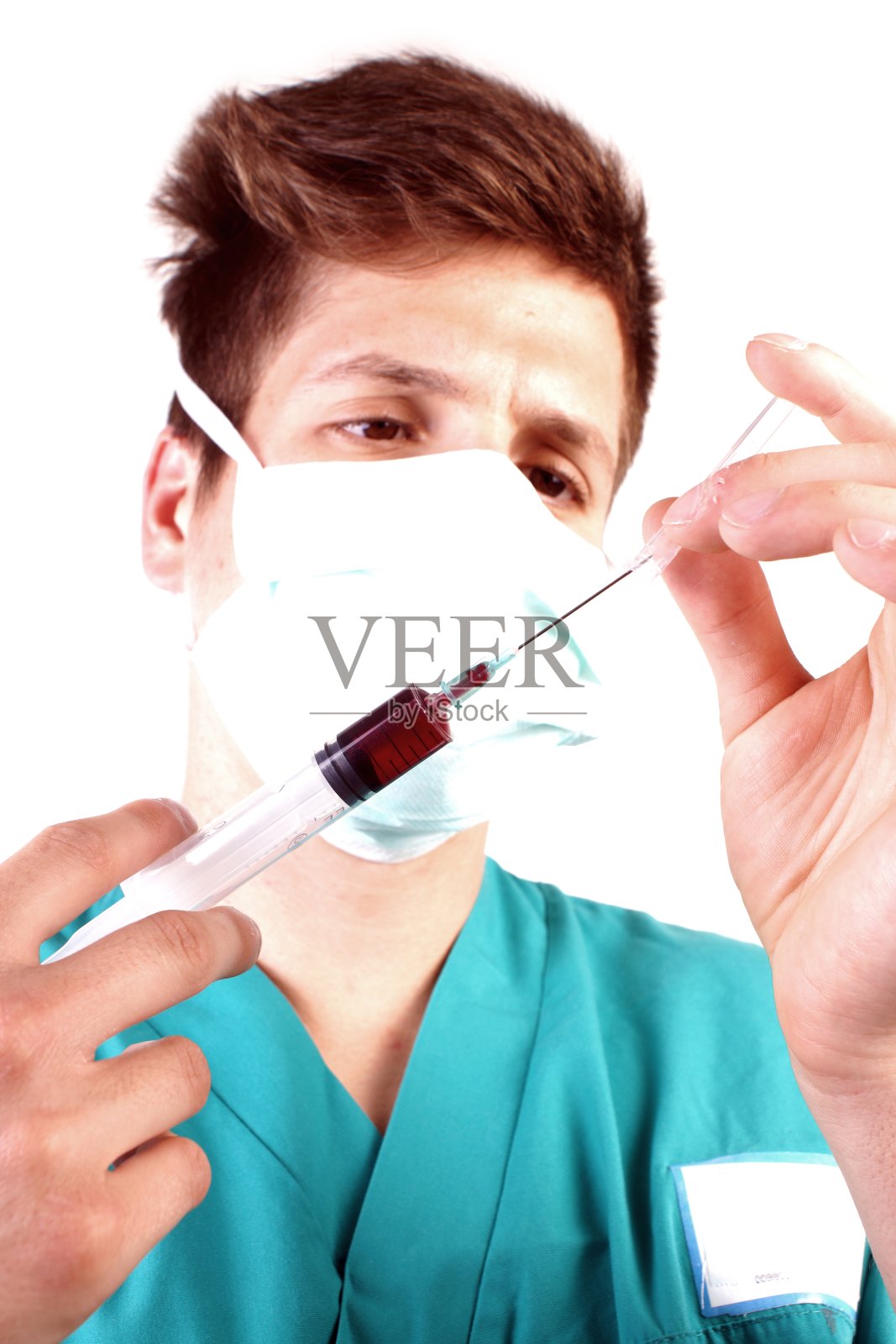 片场拍到了一个穿着医疗服的年轻人照片摄影图片