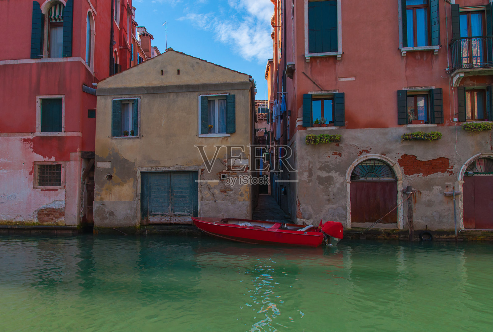 红色的贡多拉,威尼斯。照片摄影图片