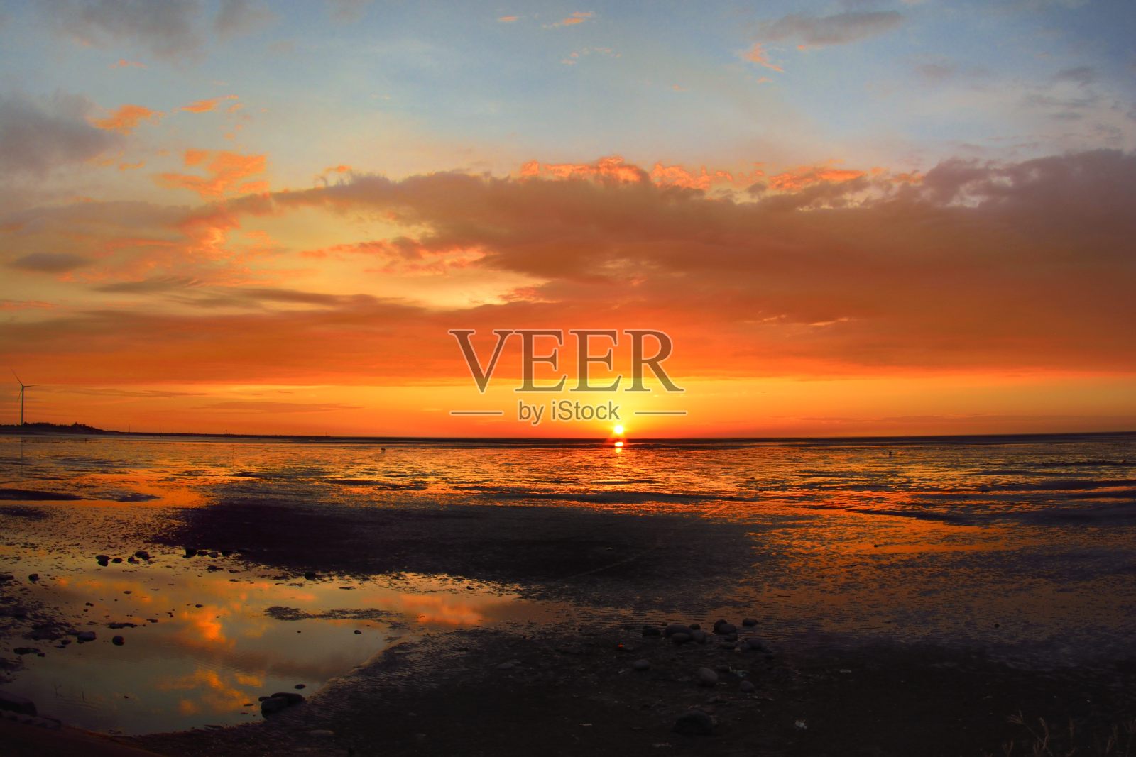 海边日落与彩色云彩照片摄影图片