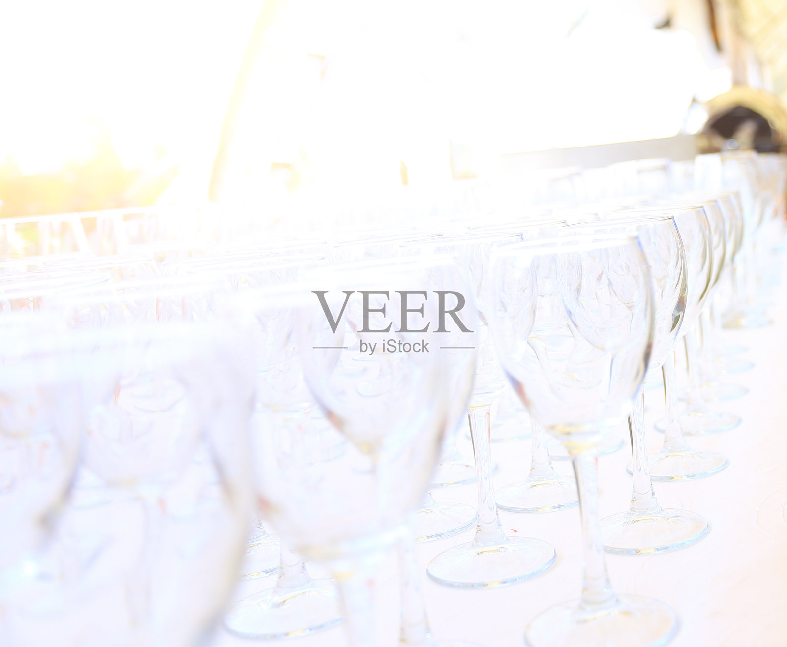 餐饮服务背景有小吃和酒杯酒保柜台在餐厅照片摄影图片