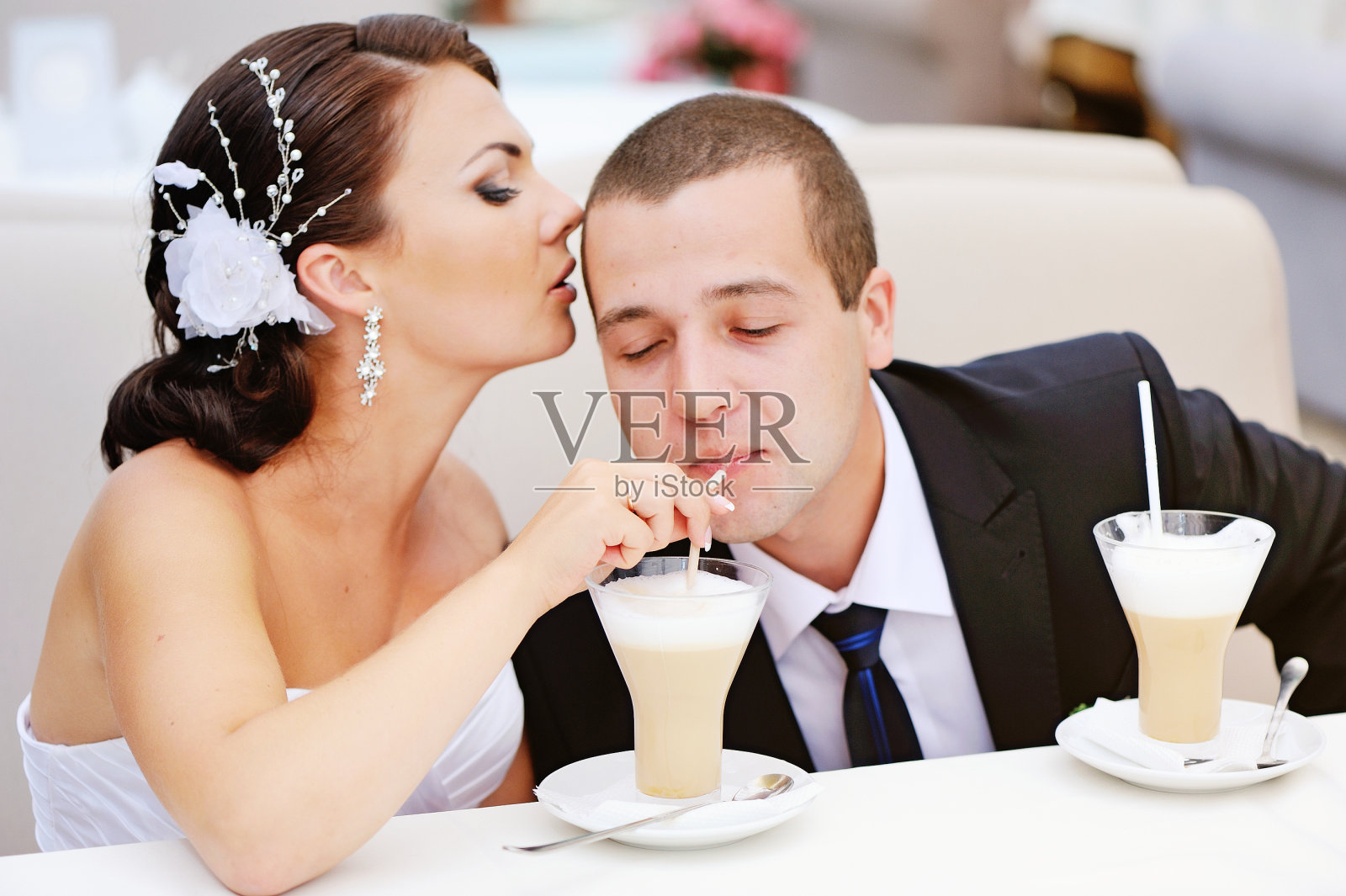 幸福新娘的结婚照。照片摄影图片