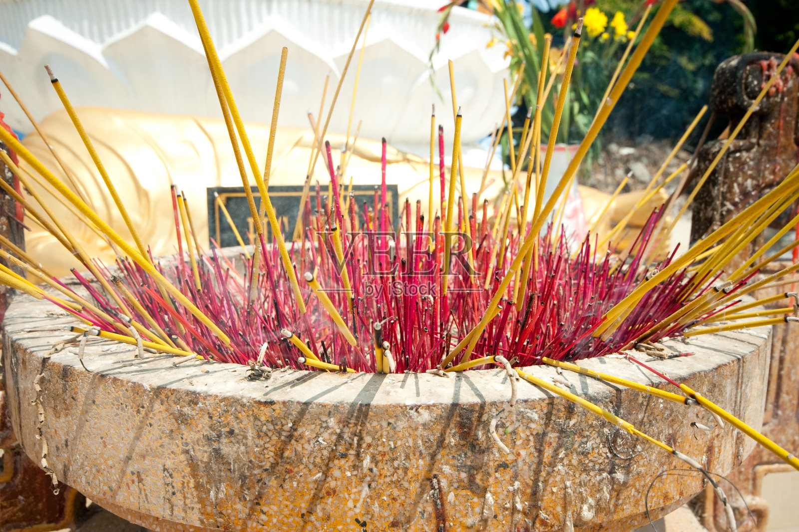 宗教香棍放在陶瓷壶里近距离观察照片摄影图片