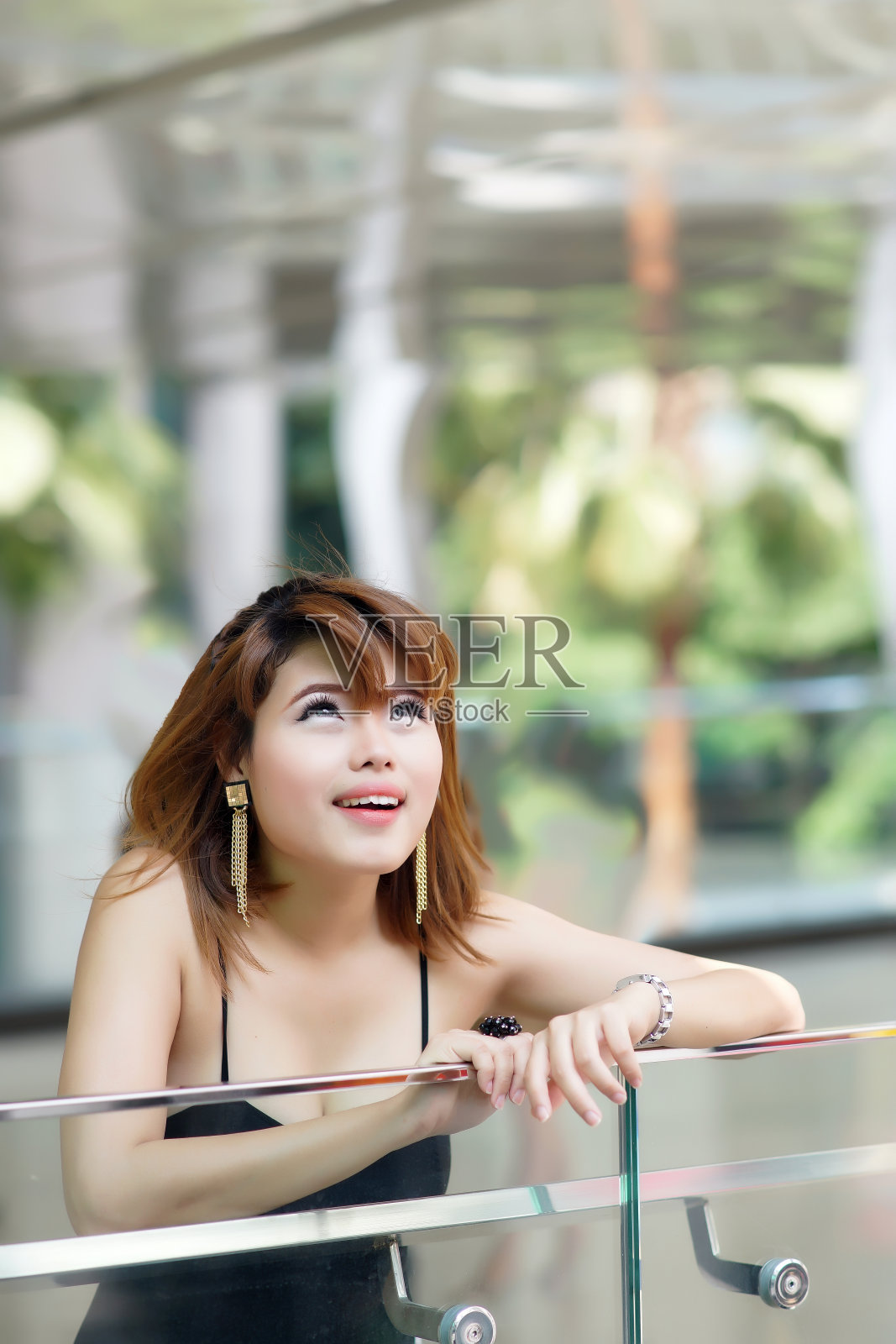 年轻的亚洲女人在城市场景摆姿势照片摄影图片