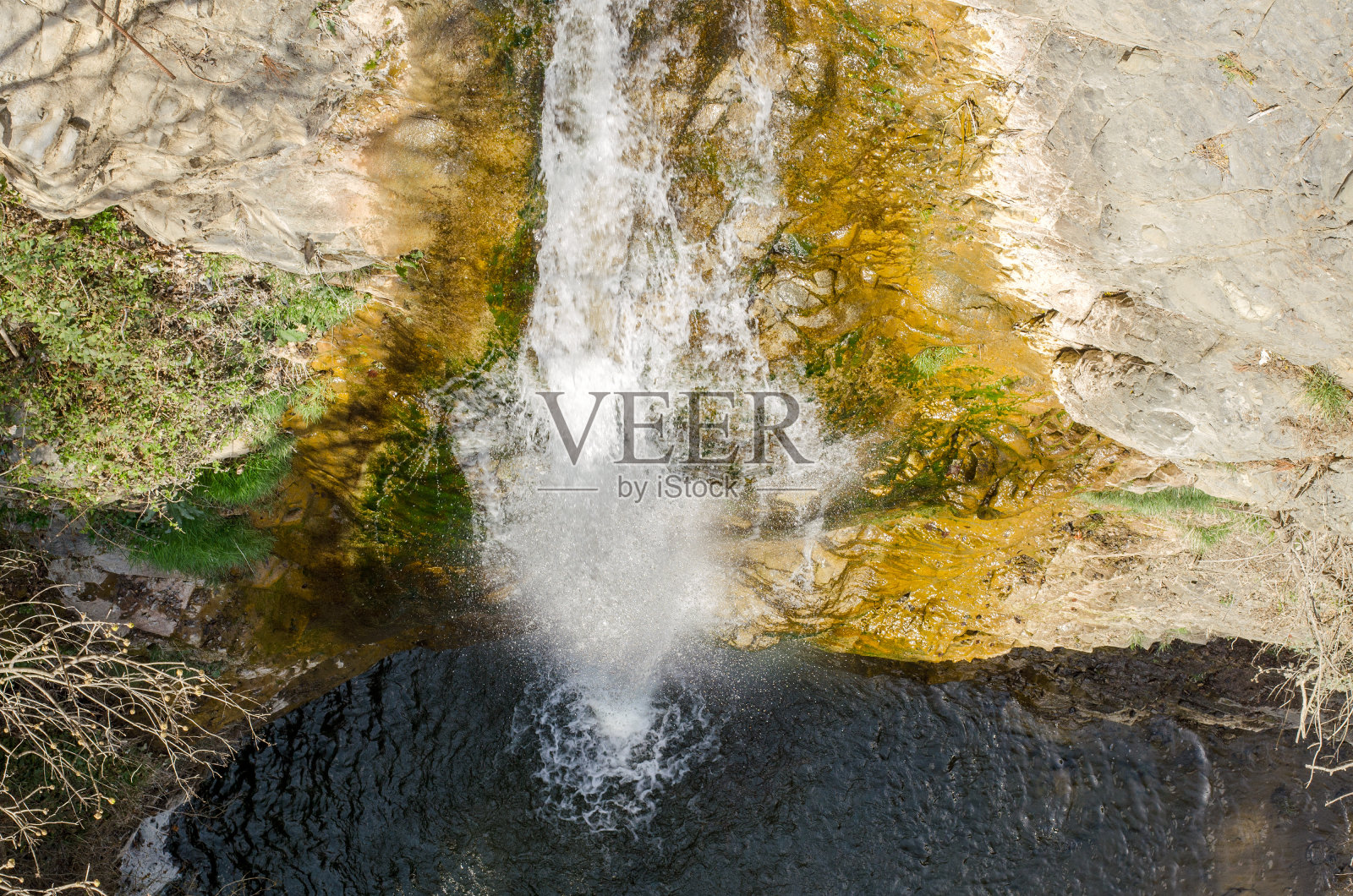 瀑布在石头之间。照片摄影图片