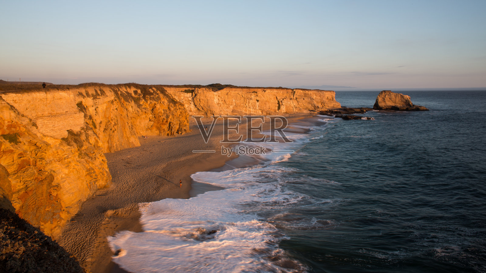 日落时陡峭的海洋悬崖照片摄影图片