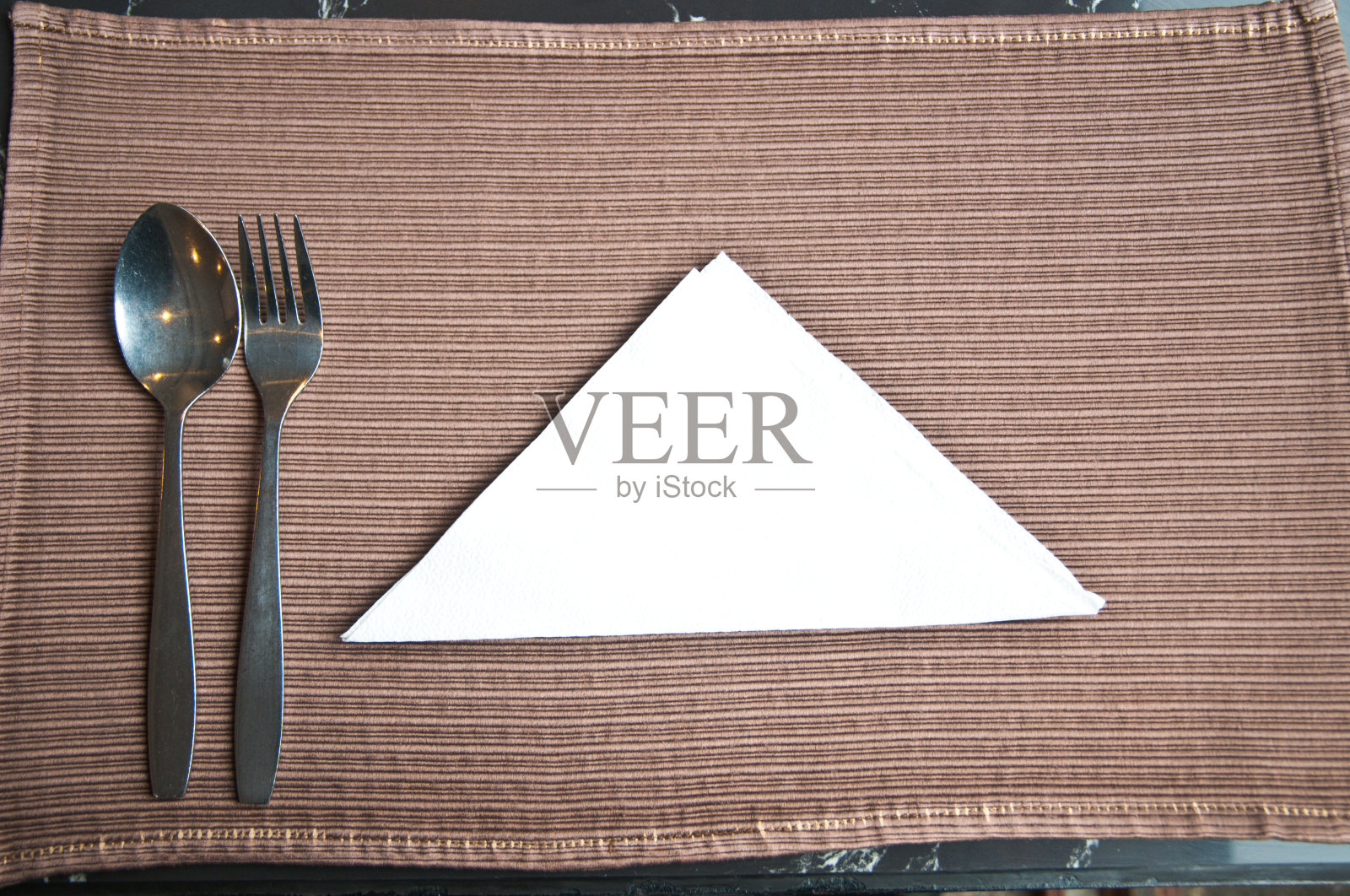 叉子、勺子和餐巾的形象照片摄影图片