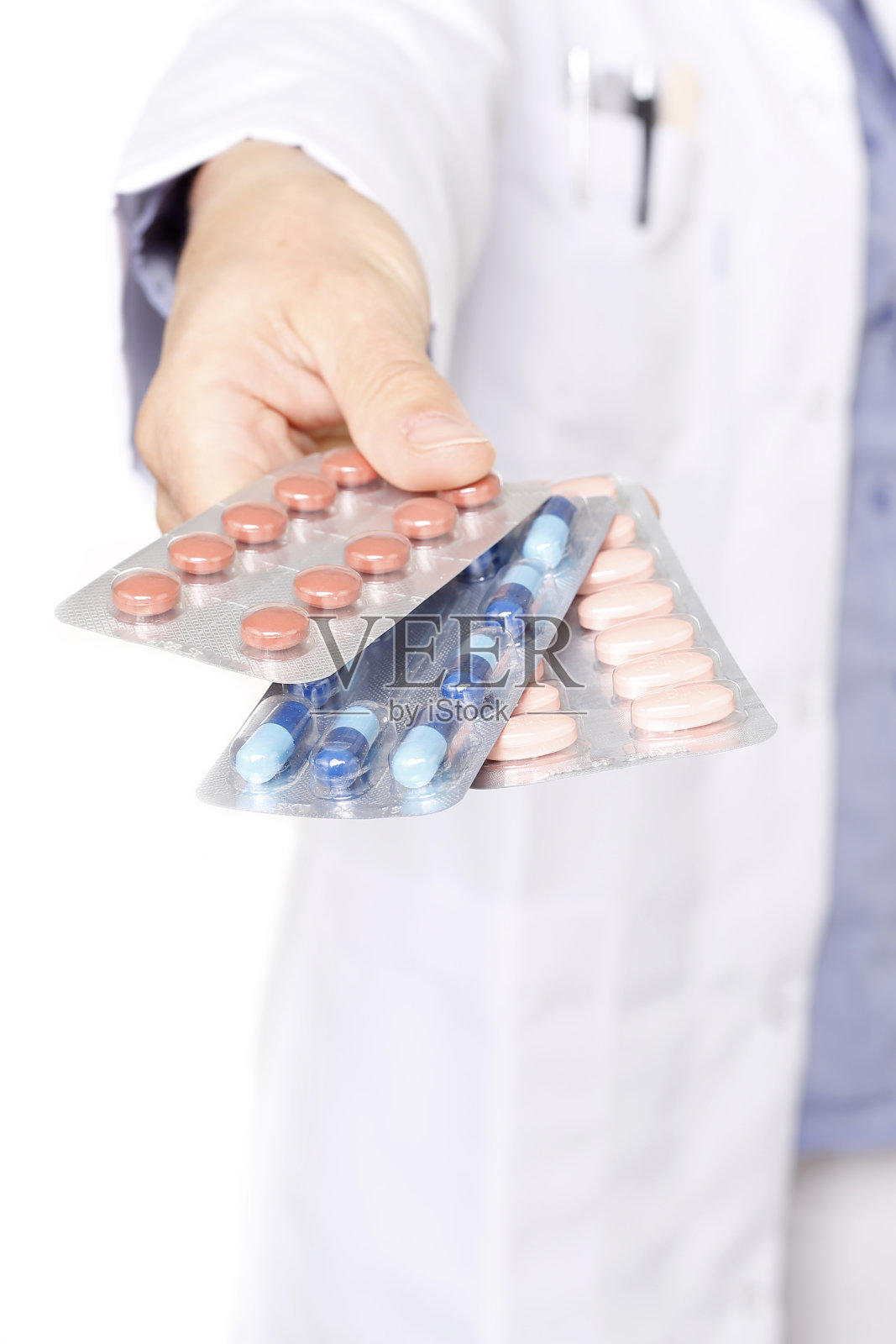 医生拿着药丸照片摄影图片