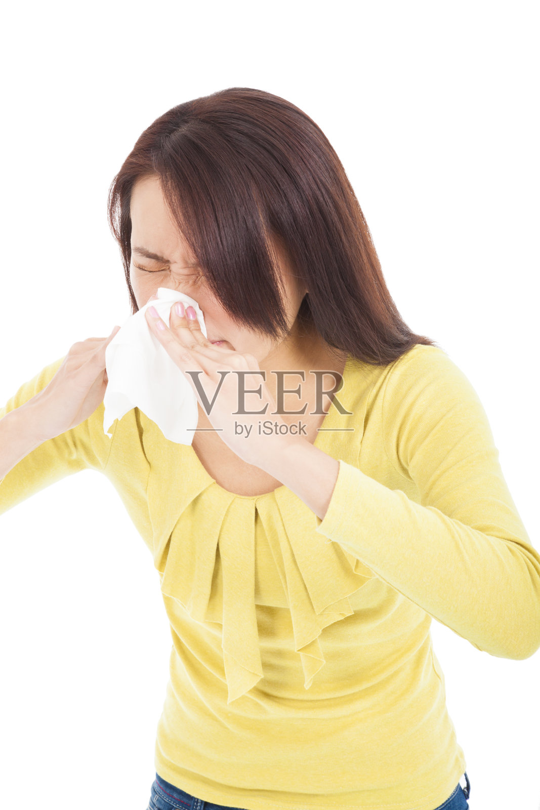 年轻女子用纸巾擤鼻子照片摄影图片