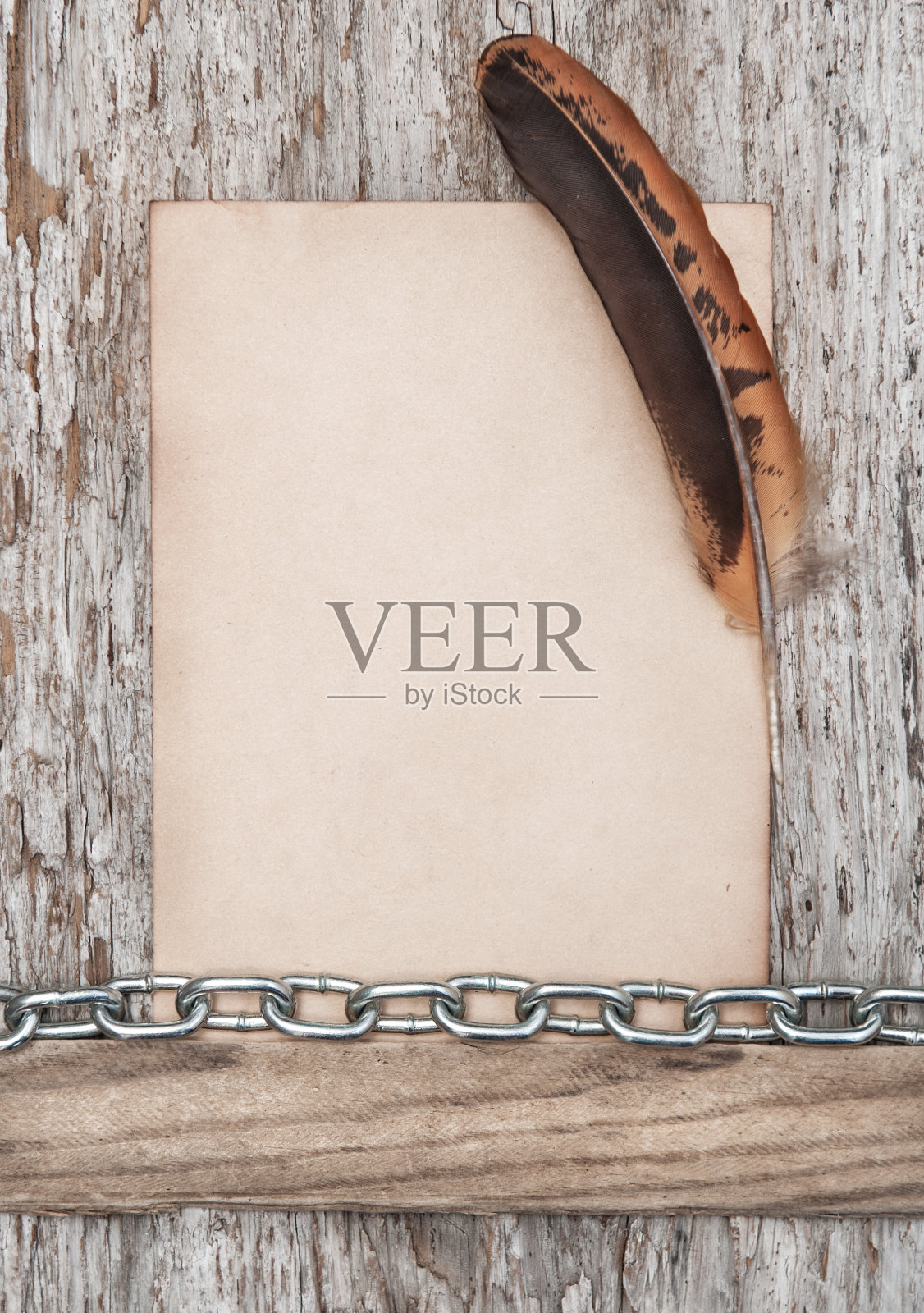纸,羽毛和金属链在旧木头上照片摄影图片