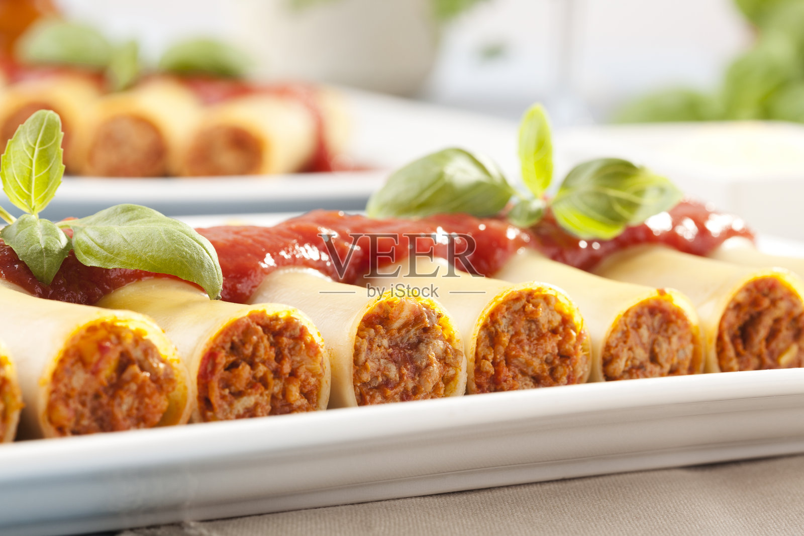 板上的特色菜照片摄影图片