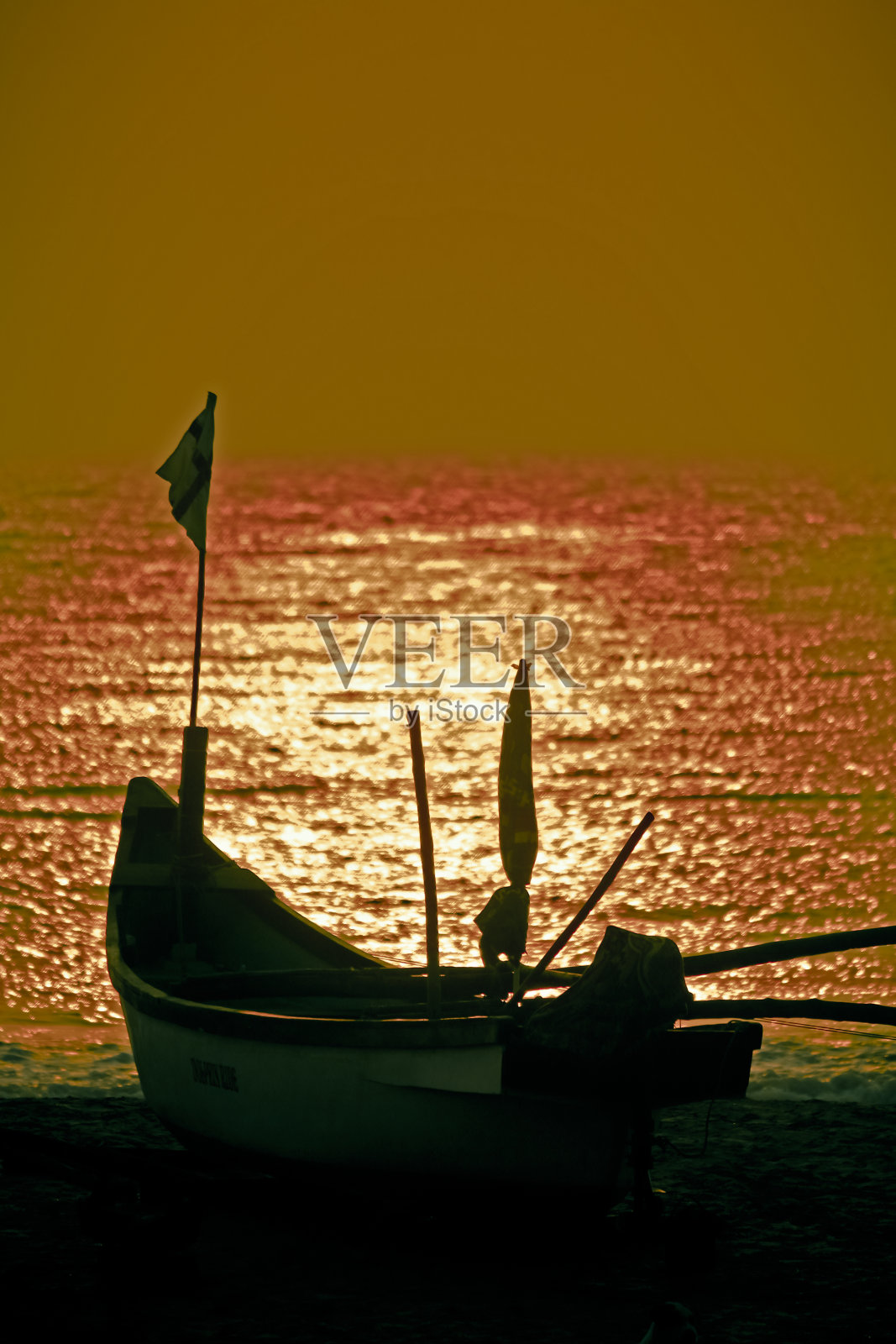 印度果阿邦阿冈达海滩上的渔船照片摄影图片