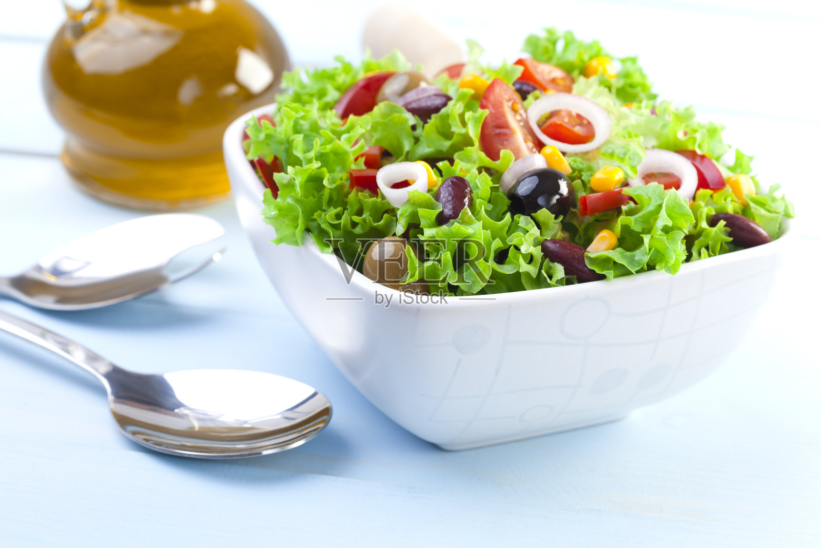 新鲜的墨西哥橄榄和红豆沙拉照片摄影图片