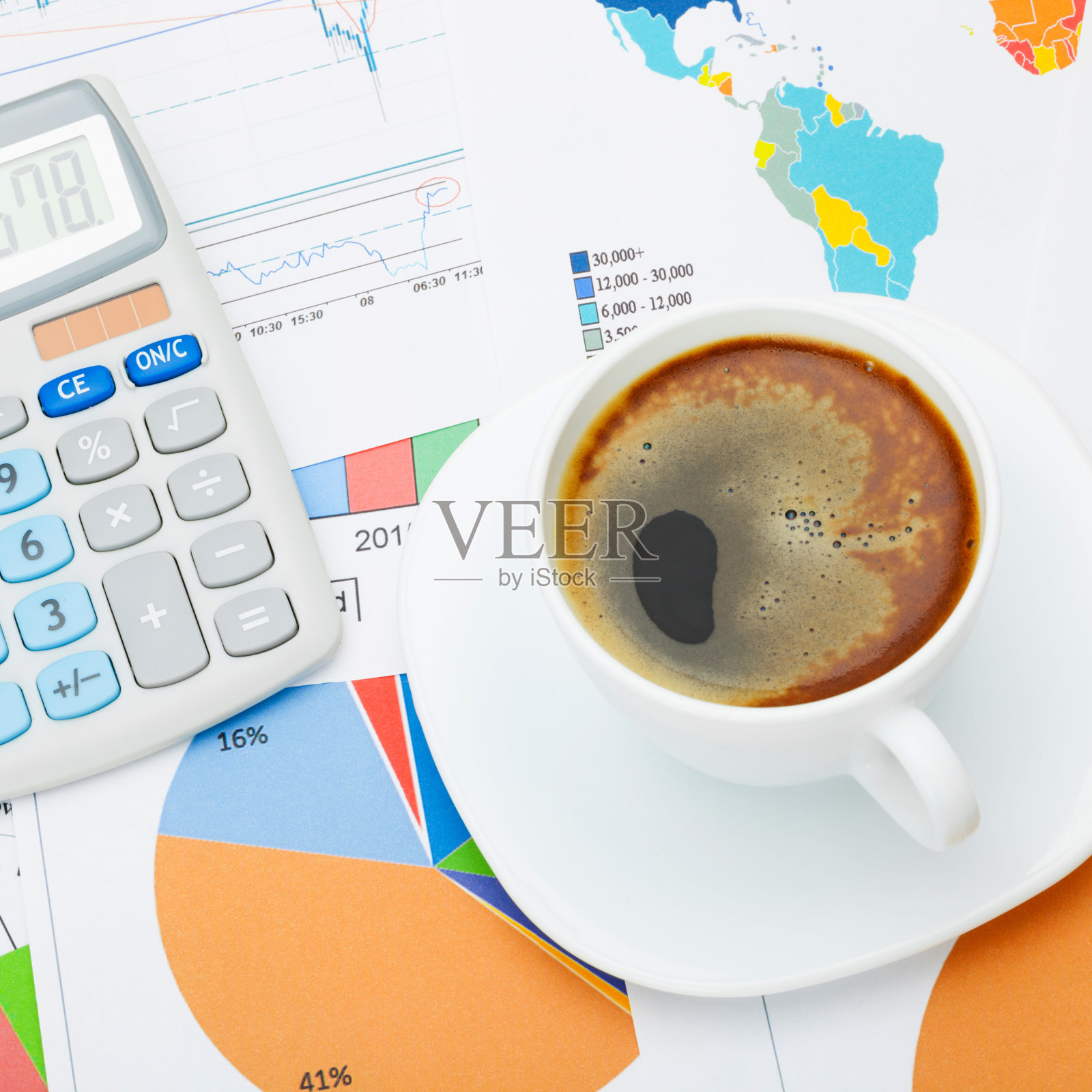 咖啡杯和计算器在财务文件-关闭照片摄影图片