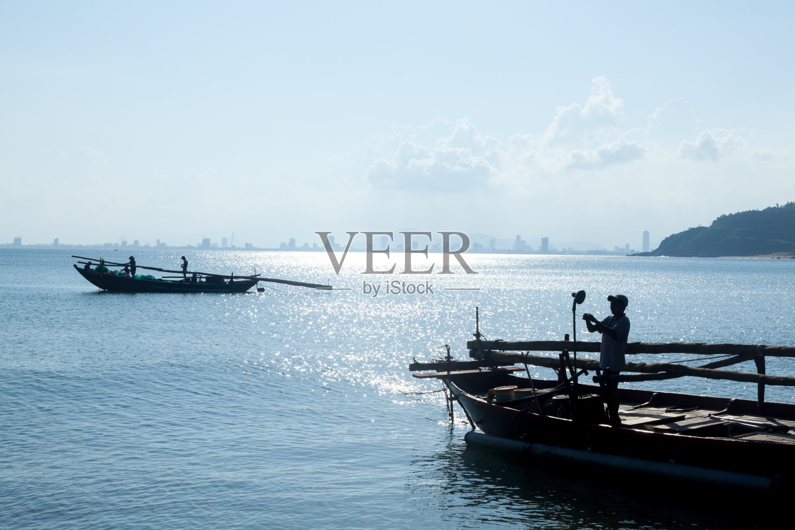 渔船和渔民照片摄影图片