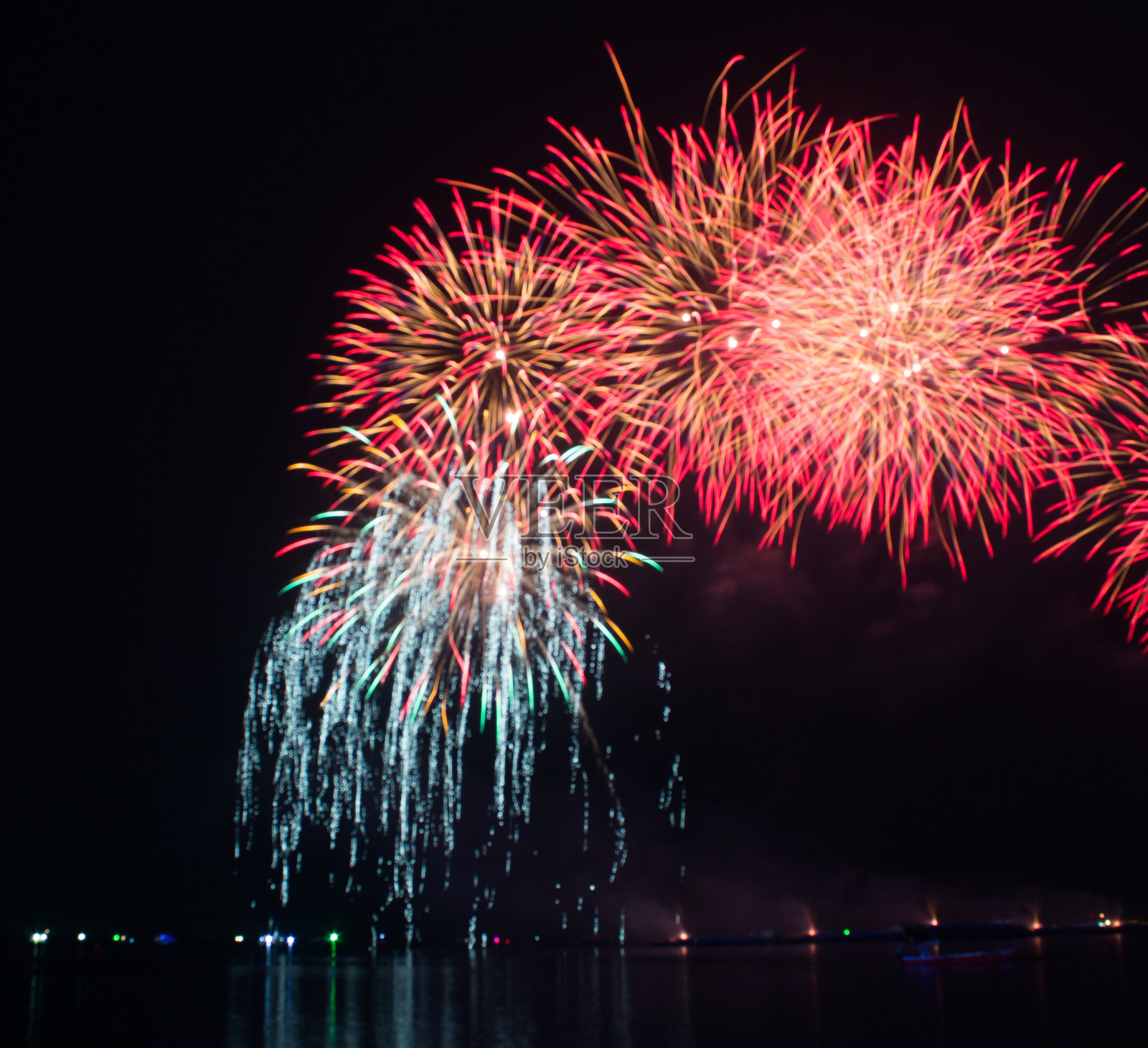 抽象的红色和紫色明亮的光爆发模糊的烟花照片摄影图片