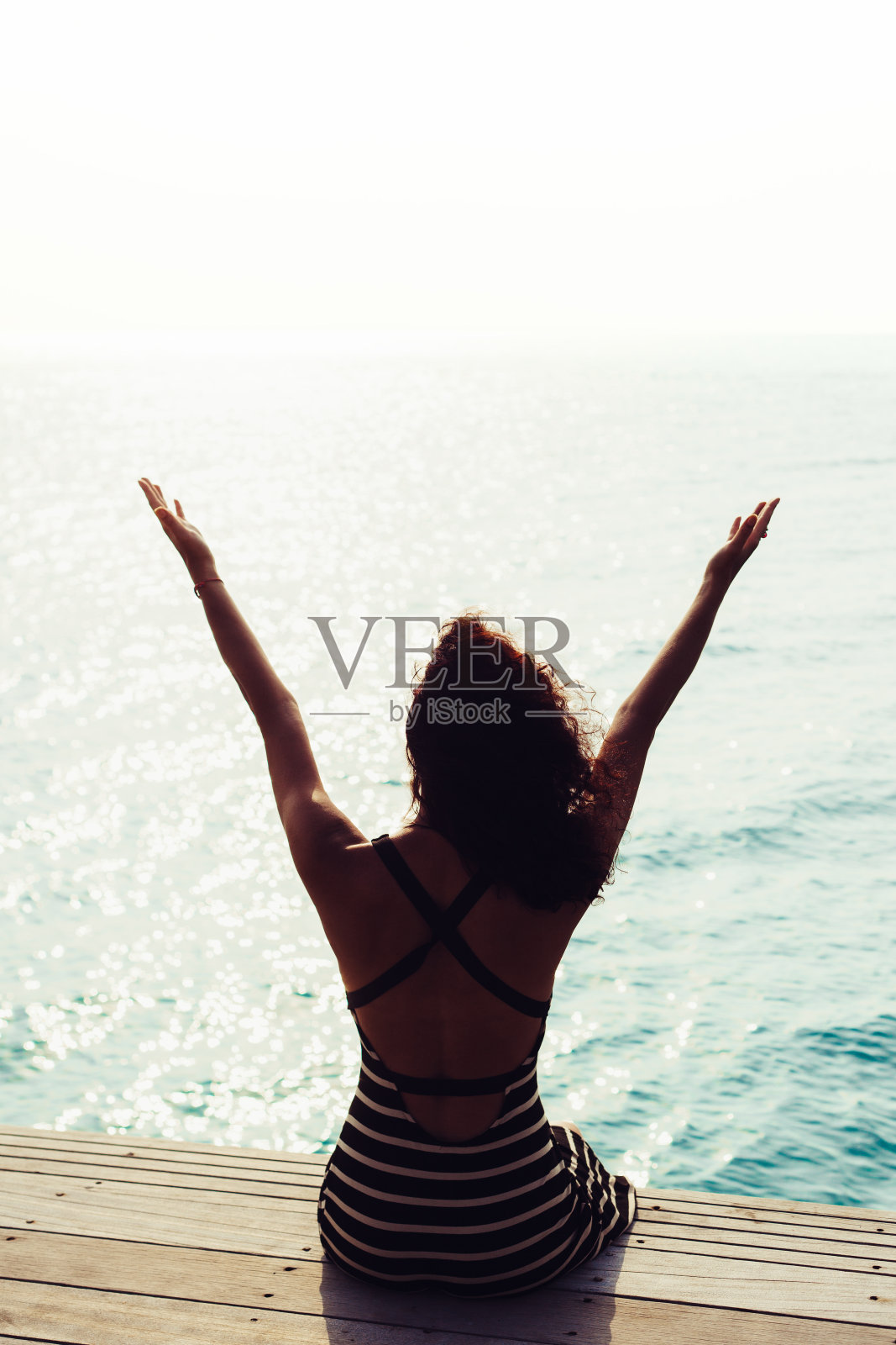 女人享受宁静的海洋自然照片摄影图片