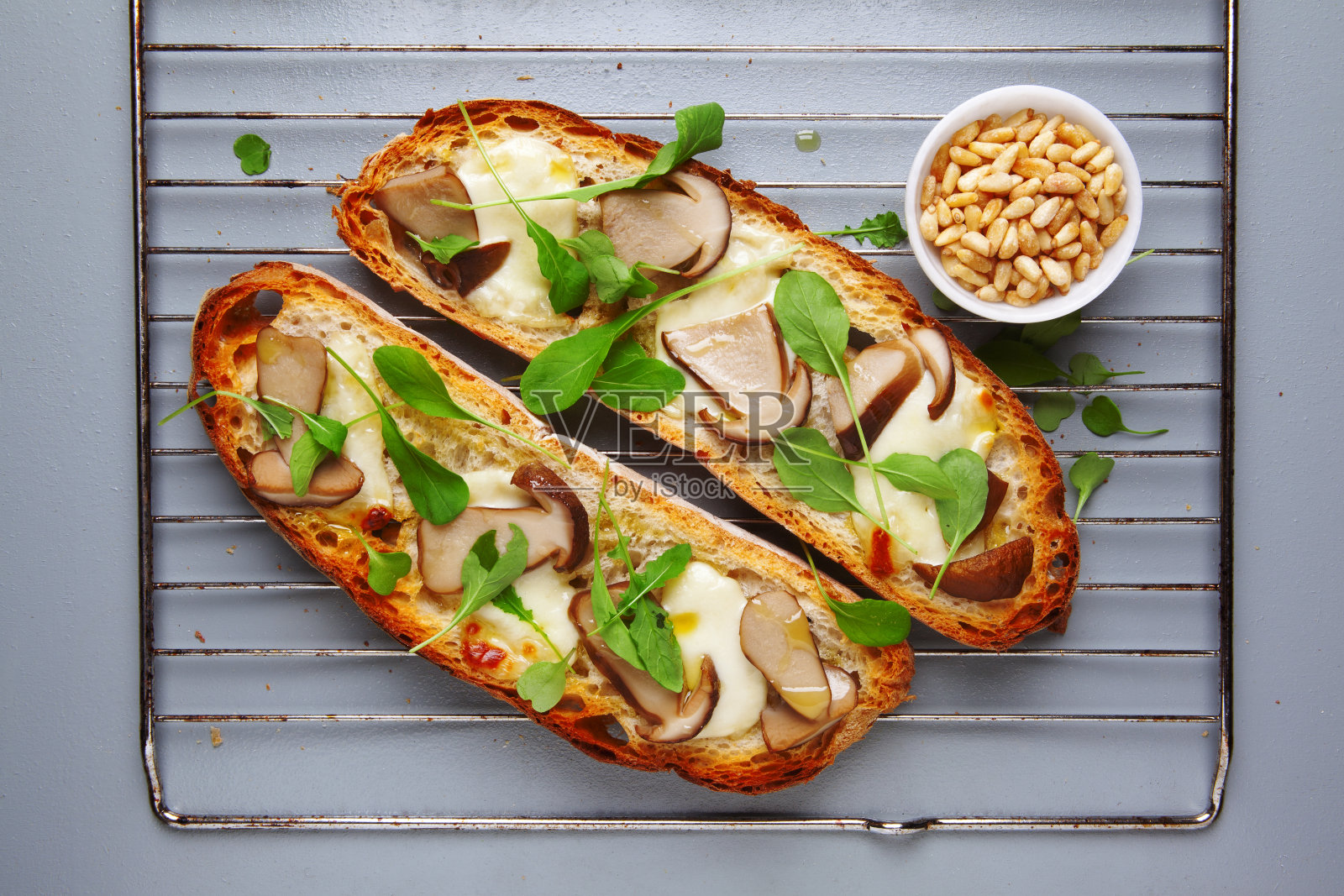 意式烤面包和蘑菇照片摄影图片