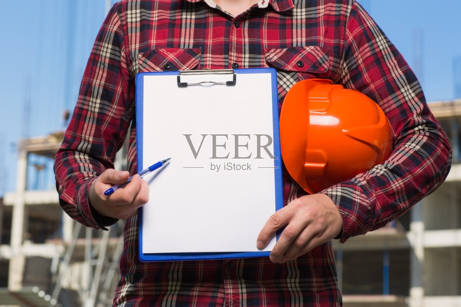 戴着橙色头盔的建筑者照片摄影图片