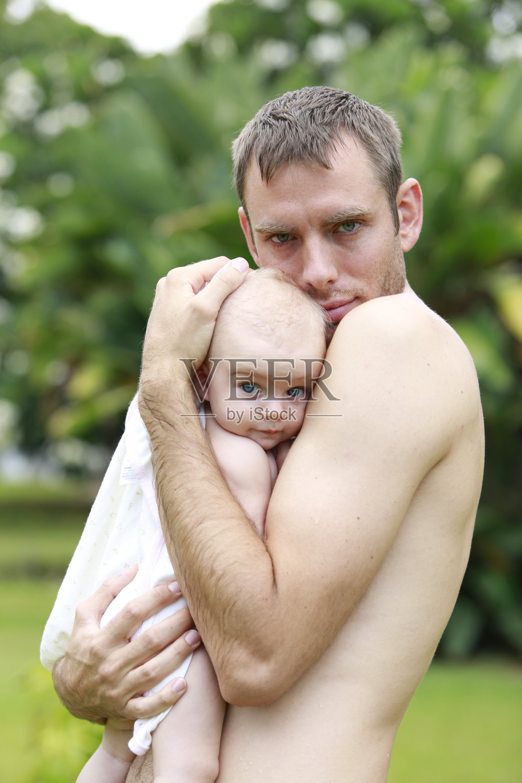 可爱的小女孩在她爸爸的怀里照片摄影图片