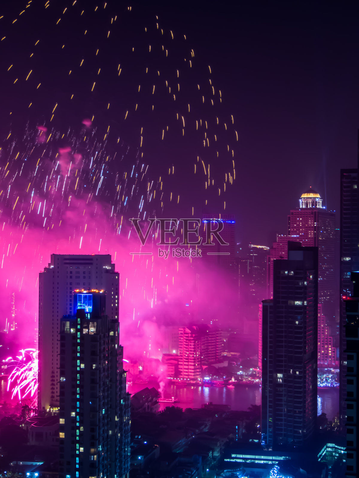 夜景曼谷与烟花照片摄影图片