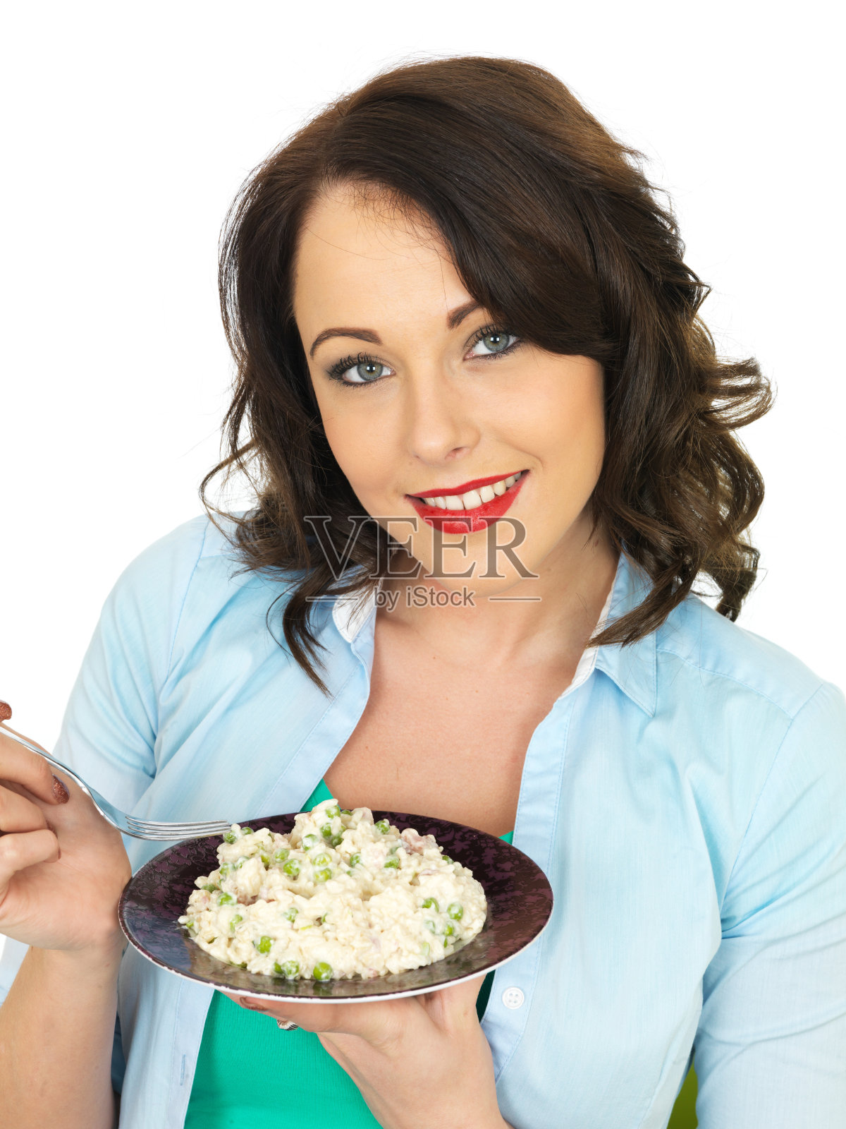 美丽的年轻女子拿着一盘意大利式调味饭照片摄影图片