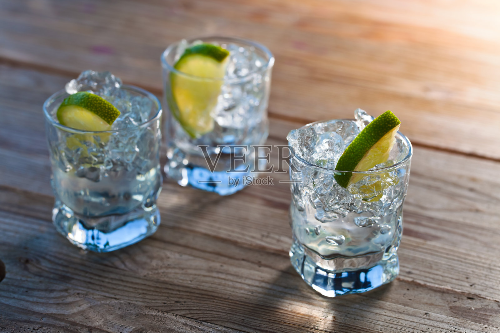 龙舌兰酒加冰和青柠照片摄影图片