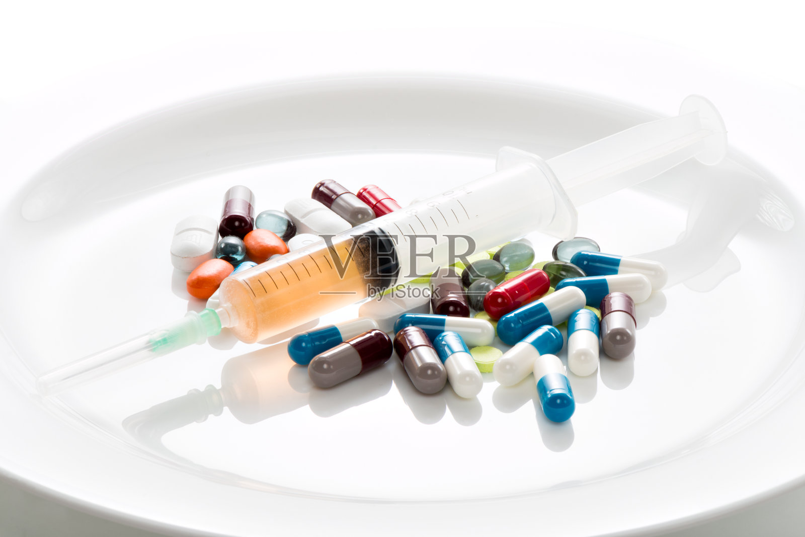 药片和注射器照片摄影图片