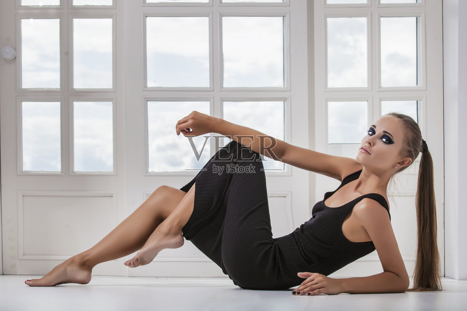 模特,背景上的黑衣女子照片摄影图片