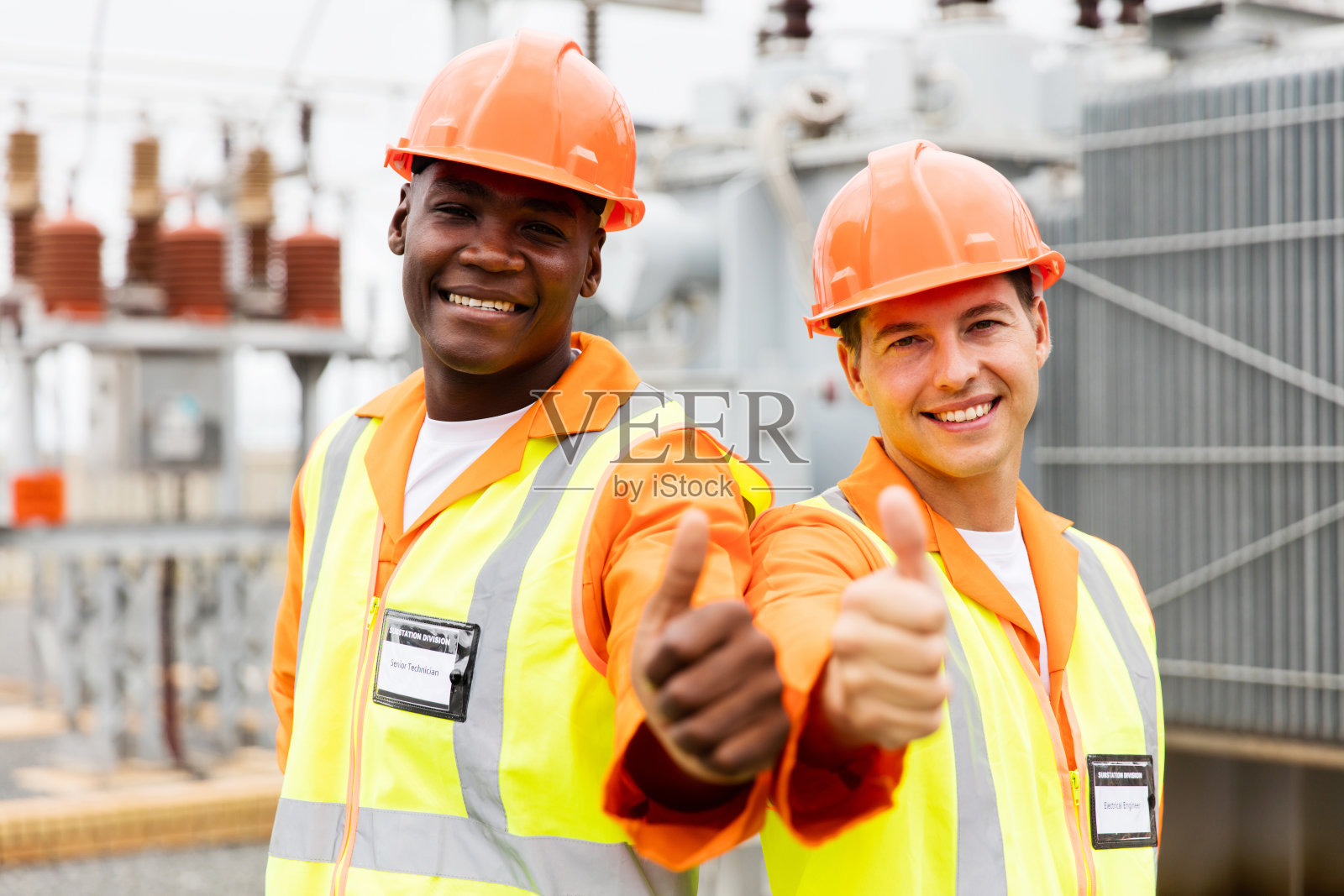 变电站里的电工竖起大拇指照片摄影图片