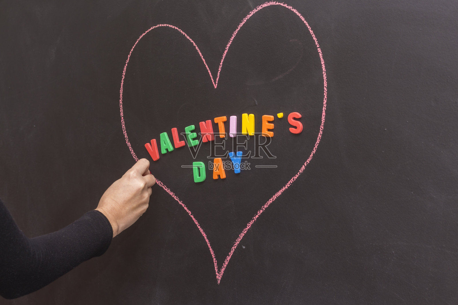 画一颗心的女人照片摄影图片