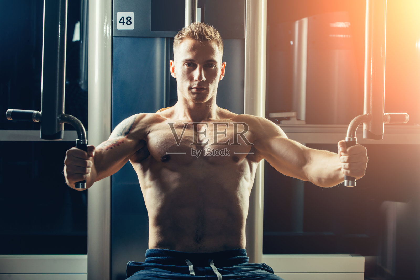 野蛮的运动员在跨界时肌肉发达照片摄影图片