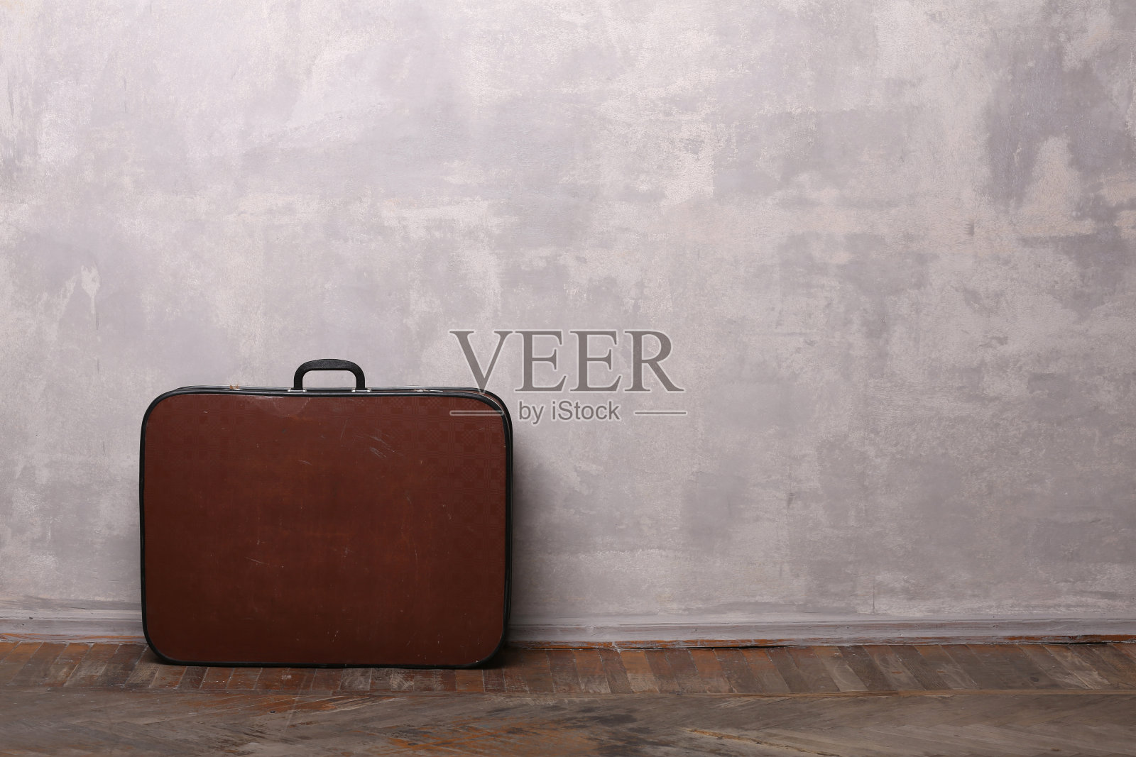 混凝土墙面,木地板和行李箱照片摄影图片