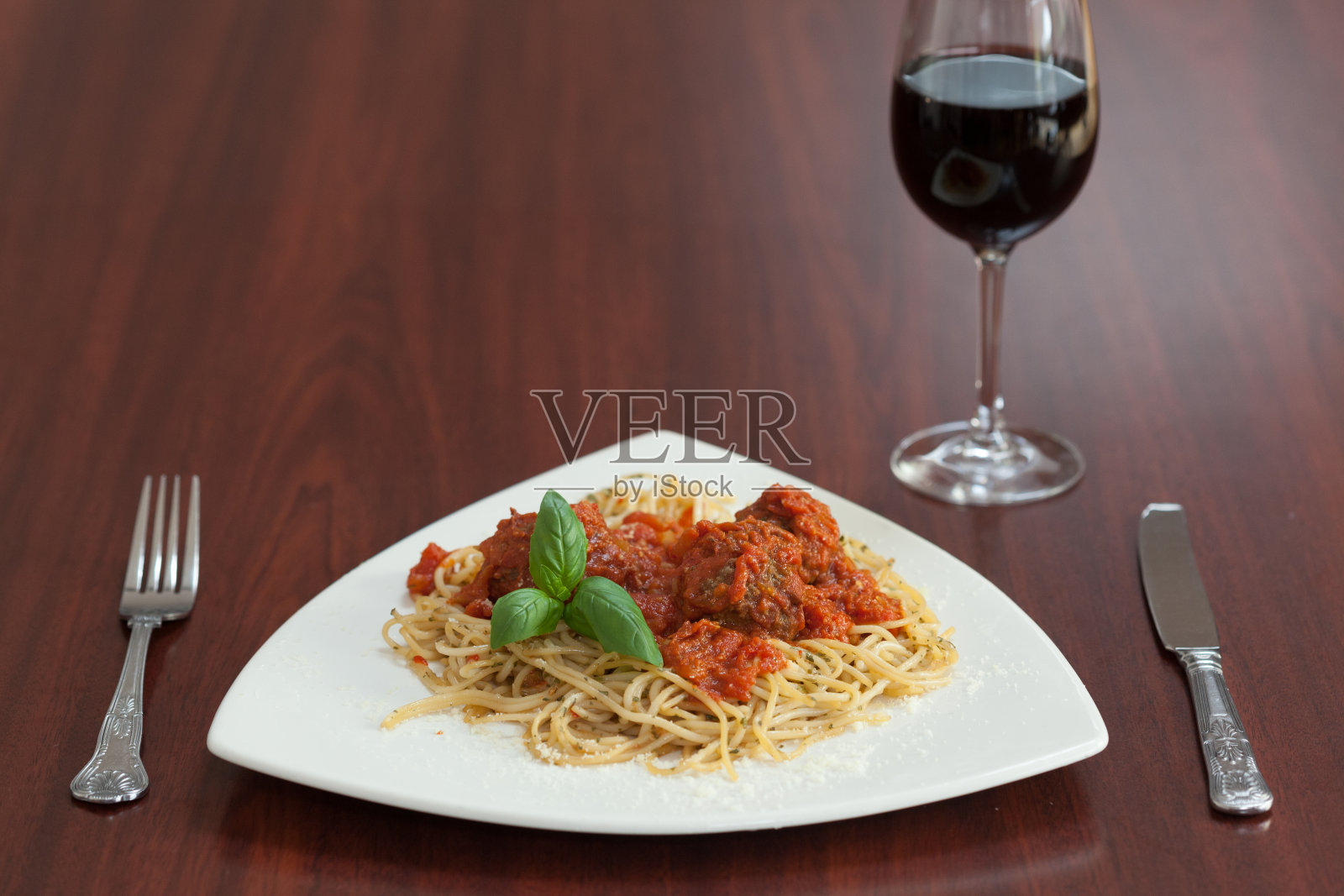 意大利面,肉丸,红酒照片摄影图片