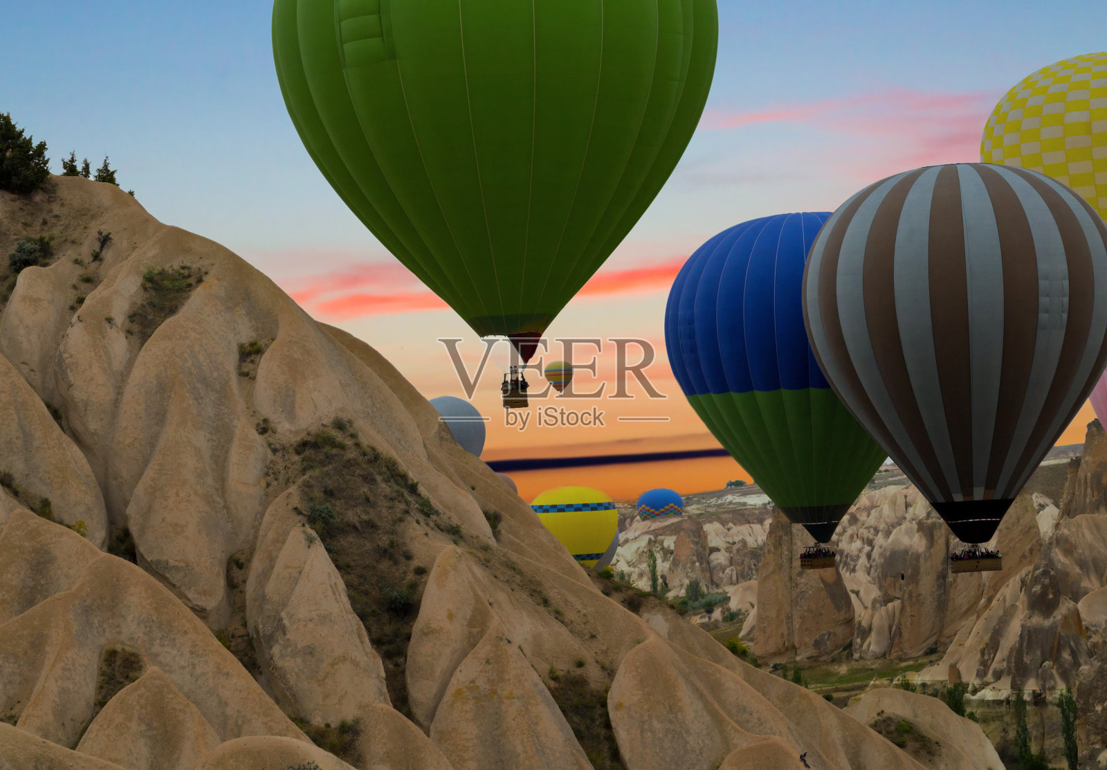 热气球在天空中照片摄影图片