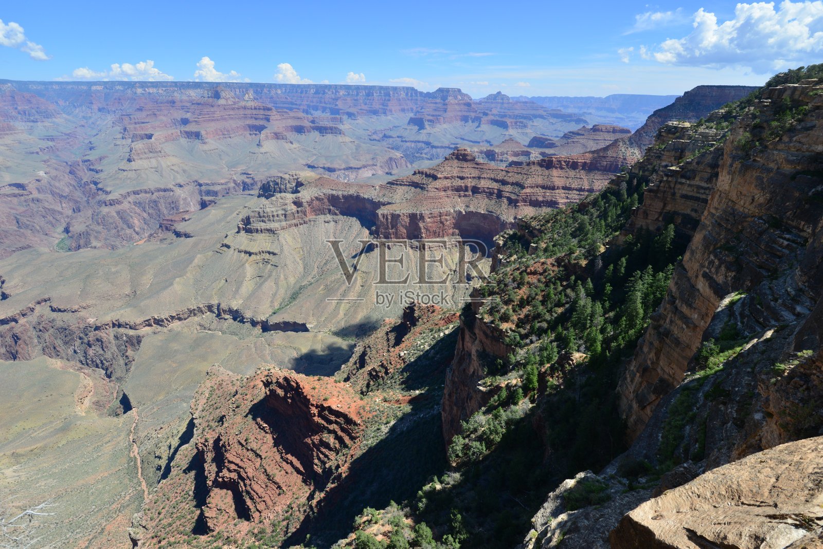 大峡谷在9月的一个炎热的日子。照片摄影图片