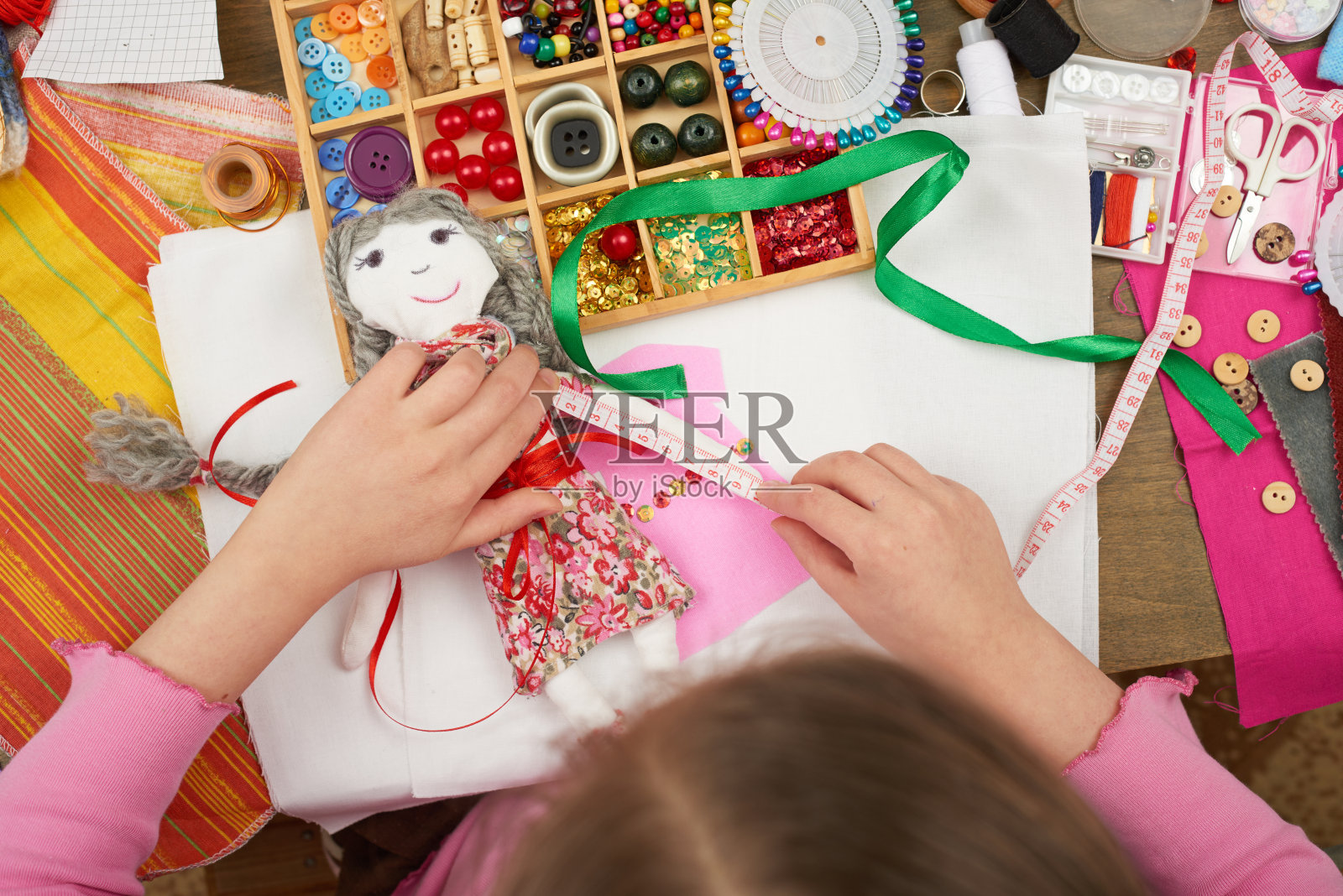 女孩缝制娃娃衣服,俯视图,缝纫配件俯视图,裁缝工作场所,许多对象的刺绣,手工和手工艺品照片摄影图片