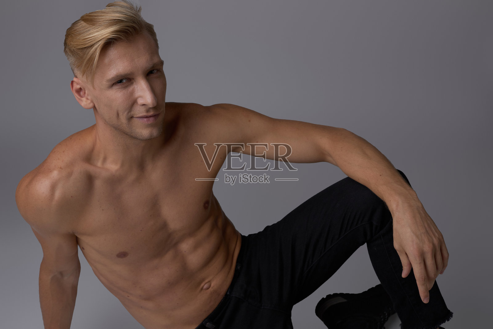 英俊的肌肉年轻人在工作室摆姿势照片摄影图片